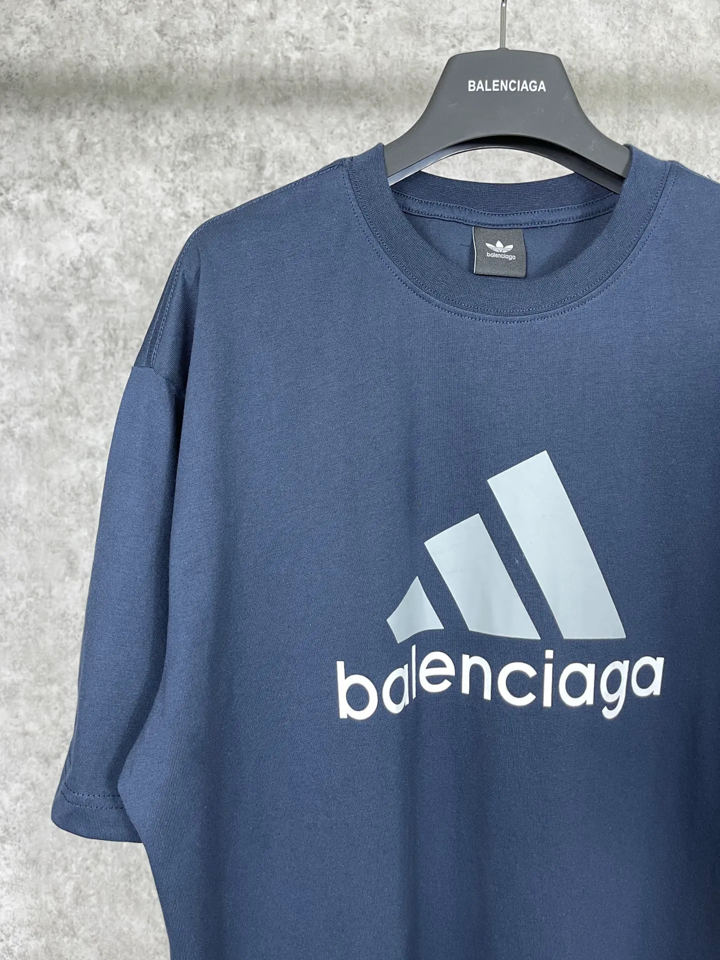 🅿️174 Actual pictures [Top version. Official website quality] BALENCI*GA/Paris co-branded Adidas front classic LOGO combination printed short-sleeved T-shirt# The fabric is made of Paris ZP custom-woven and dyed cotton double yarn. Weighing 260 grams, the cloth surface is clean. The cloth pattern is clear, soft and comfortable. The color fastness is good. It is not easy to change color. The threads are dyed with no color difference. The classic letter LOGO printing uses imported glue. The effect is three-dimensional and has no burrs. It is produced according to the pictures in the Jubie market. Welcome to compare. Restored brick cabinets. The version adopts OS loose shoulder design. Same style for men and women. Code: BL223076 Color: black, white, red, turquoise, sapphire blue Size: XS to L