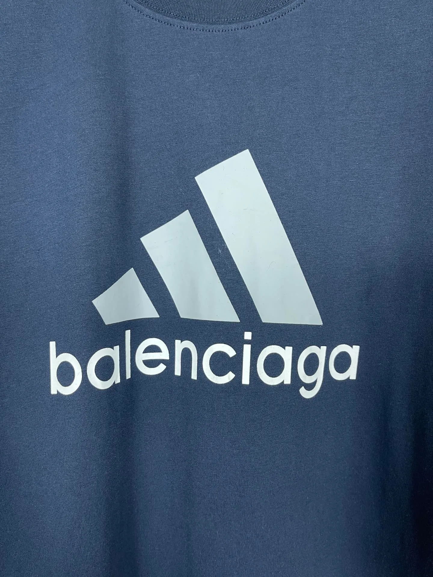 🅿️174 Actual pictures [Top version. Official website quality] BALENCI*GA/Paris co-branded Adidas front classic LOGO combination printed short-sleeved T-shirt# The fabric is made of Paris ZP custom-woven and dyed cotton double yarn. Weighing 260 grams, the cloth surface is clean. The cloth pattern is clear, soft and comfortable. The color fastness is good. It is not easy to change color. The threads are dyed with no color difference. The classic letter LOGO printing uses imported glue. The effect is three-dimensional and has no burrs. It is produced according to the pictures in the Jubie market. Welcome to compare. Restored brick cabinets. The version adopts OS loose shoulder design. Same style for men and women. Code: BL223076 Color: black, white, red, turquoise, sapphire blue Size: XS to L