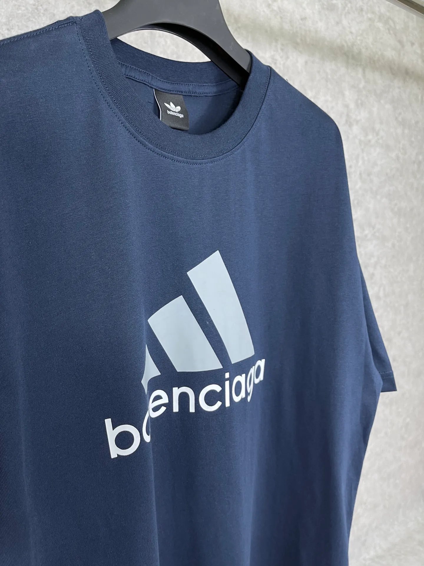 🅿️174 Actual pictures [Top version. Official website quality] BALENCI*GA/Paris co-branded Adidas front classic LOGO combination printed short-sleeved T-shirt# The fabric is made of Paris ZP custom-woven and dyed cotton double yarn. Weighing 260 grams, the cloth surface is clean. The cloth pattern is clear, soft and comfortable. The color fastness is good. It is not easy to change color. The threads are dyed with no color difference. The classic letter LOGO printing uses imported glue. The effect is three-dimensional and has no burrs. It is produced according to the pictures in the Jubie market. Welcome to compare. Restored brick cabinets. The version adopts OS loose shoulder design. Same style for men and women. Code: BL223076 Color: black, white, red, turquoise, sapphire blue Size: XS to L