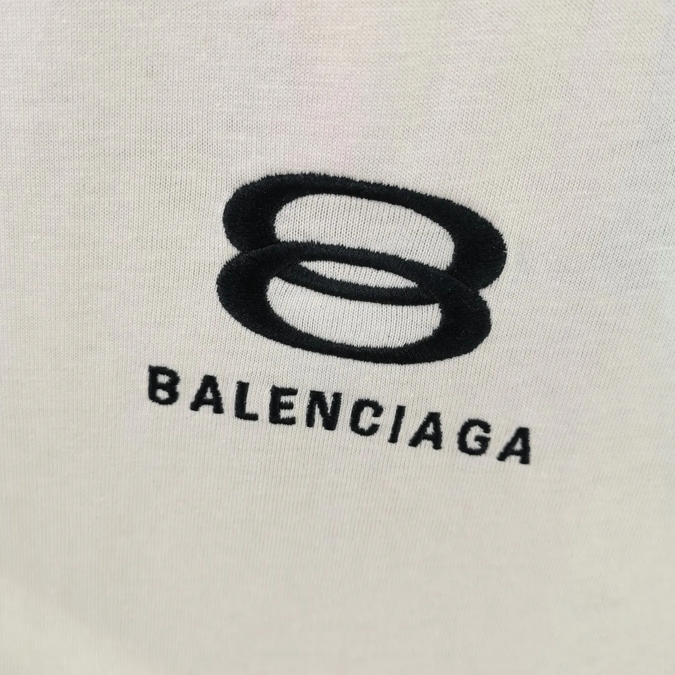 [New arrival] The top proven version of Balenciaga BALENCIAGA double-ring embroidery ski limited to male and female couples star same style pure cotton short-sleeved T-shirt BEHRINGER embroidery technology, environmentally friendly series! The embroidery is meticulous and detailed! The font is full and the texture is clear! The fabric is made of 280g high-count double-yarn pure cotton, polyester-free, and absolutely no pilling! Size: XS-L Color: Off-white Taro Purple P:250