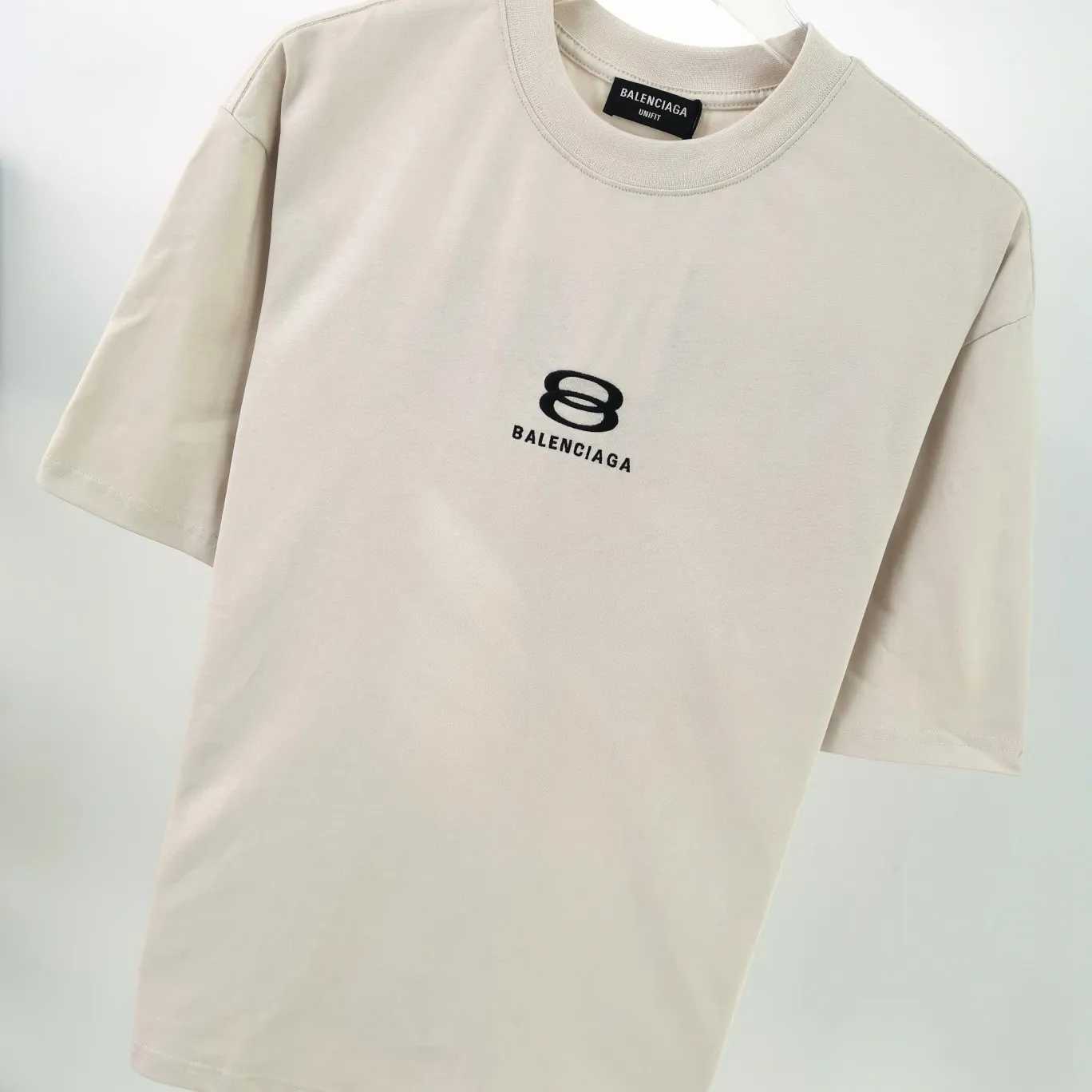 [New arrival] The top proven version of Balenciaga BALENCIAGA double-ring embroidery ski limited to male and female couples star same style pure cotton short-sleeved T-shirt BEHRINGER embroidery technology, environmentally friendly series! The embroidery is meticulous and detailed! The font is full and the texture is clear! The fabric is made of 280g high-count double-yarn pure cotton, polyester-free, and absolutely no pilling! Size: XS-L Color: Off-white Taro Purple P:250