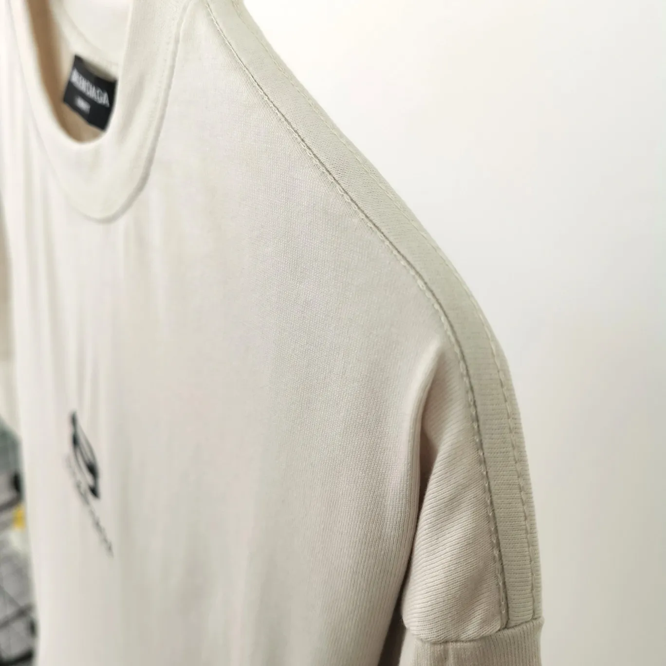 [New arrival] The top proven version of Balenciaga BALENCIAGA double-ring embroidery ski limited to male and female couples star same style pure cotton short-sleeved T-shirt BEHRINGER embroidery technology, environmentally friendly series! The embroidery is meticulous and detailed! The font is full and the texture is clear! The fabric is made of 280g high-count double-yarn pure cotton, polyester-free, and absolutely no pilling! Size: XS-L Color: Off-white Taro Purple P:250
