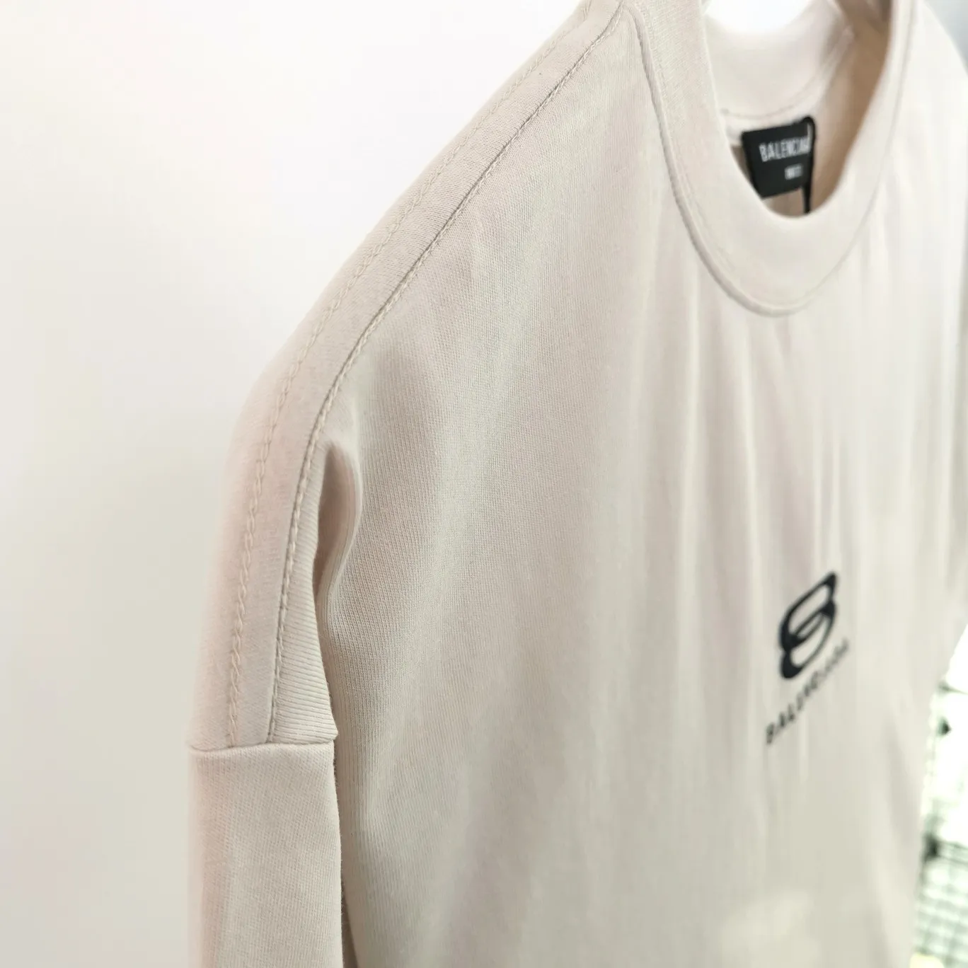 [New arrival] The top proven version of Balenciaga BALENCIAGA double-ring embroidery ski limited to male and female couples star same style pure cotton short-sleeved T-shirt BEHRINGER embroidery technology, environmentally friendly series! The embroidery is meticulous and detailed! The font is full and the texture is clear! The fabric is made of 280g high-count double-yarn pure cotton, polyester-free, and absolutely no pilling! Size: XS-L Color: Off-white Taro Purple P:250