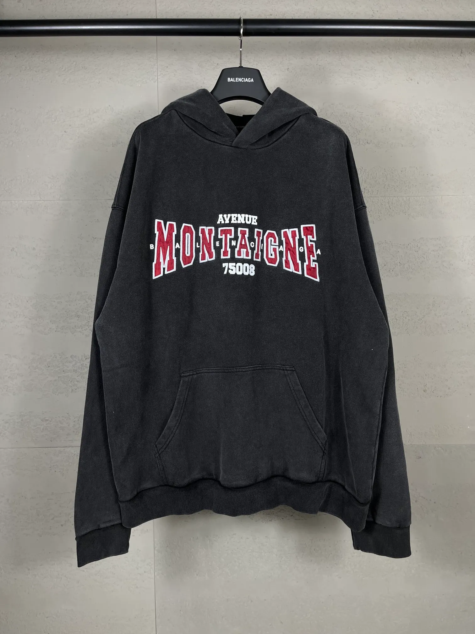 🅿️320 real shots [Top version. Official website quality] BALENCI*GA/Paris. 2024 new model. Montaigne artistic 10,000-needle appliqué embroidery on the front, washed and distressed hooded sweatshirt. Brick cabinet synchronization. Genuine product developed at the first time, please print and compare! The fabric is made of Paris ZP custom-woven and dyed cotton terry sweatshirt. Weighing 460 grams, the cloth surface is clean. The cloth pattern is clear, soft and comfortable. The threads are dyed with no color difference. The embroidery is done using imported Tajima embroidery machines. The letters are clear and the effect is three-dimensional. The entire garment is washed and distressed. The version adopts OS loose shoulder design. Same style for men and women. Code: BL238910 Color: washed black Size: XS. S. M. L