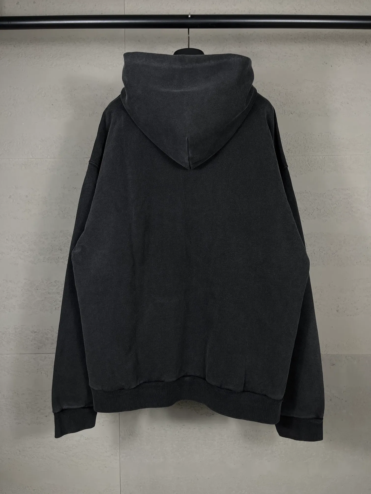 🅿️320 real shots [Top version. Official website quality] BALENCI*GA/Paris. 2024 new model. Montaigne artistic 10,000-needle appliqué embroidery on the front, washed and distressed hooded sweatshirt. Brick cabinet synchronization. Genuine product developed at the first time, please print and compare! The fabric is made of Paris ZP custom-woven and dyed cotton terry sweatshirt. Weighing 460 grams, the cloth surface is clean. The cloth pattern is clear, soft and comfortable. The threads are dyed with no color difference. The embroidery is done using imported Tajima embroidery machines. The letters are clear and the effect is three-dimensional. The entire garment is washed and distressed. The version adopts OS loose shoulder design. Same style for men and women. Code: BL238910 Color: washed black Size: XS. S. M. L