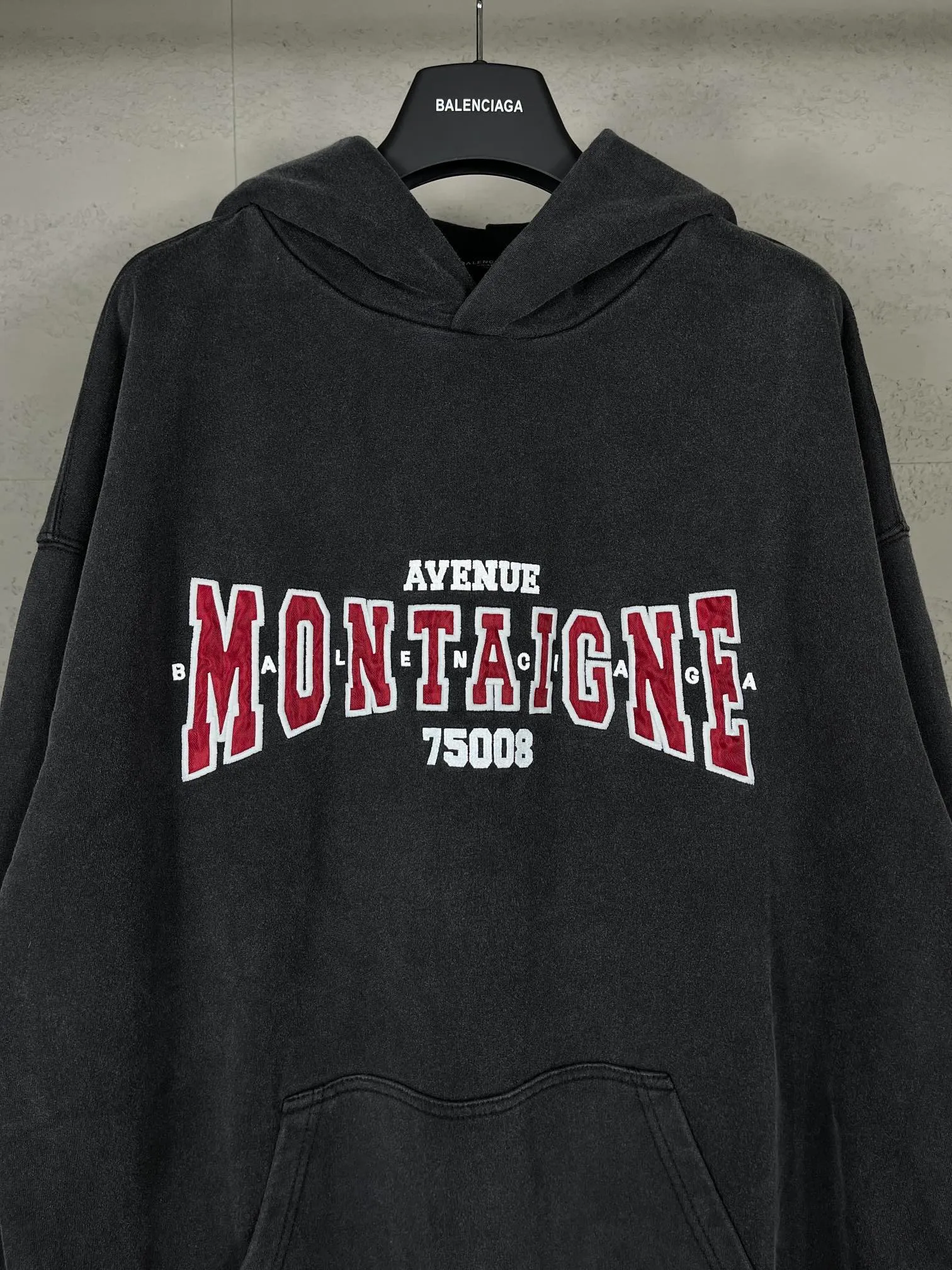 🅿️320 real shots [Top version. Official website quality] BALENCI*GA/Paris. 2024 new model. Montaigne artistic 10,000-needle appliqué embroidery on the front, washed and distressed hooded sweatshirt. Brick cabinet synchronization. Genuine product developed at the first time, please print and compare! The fabric is made of Paris ZP custom-woven and dyed cotton terry sweatshirt. Weighing 460 grams, the cloth surface is clean. The cloth pattern is clear, soft and comfortable. The threads are dyed with no color difference. The embroidery is done using imported Tajima embroidery machines. The letters are clear and the effect is three-dimensional. The entire garment is washed and distressed. The version adopts OS loose shoulder design. Same style for men and women. Code: BL238910 Color: washed black Size: XS. S. M. L
