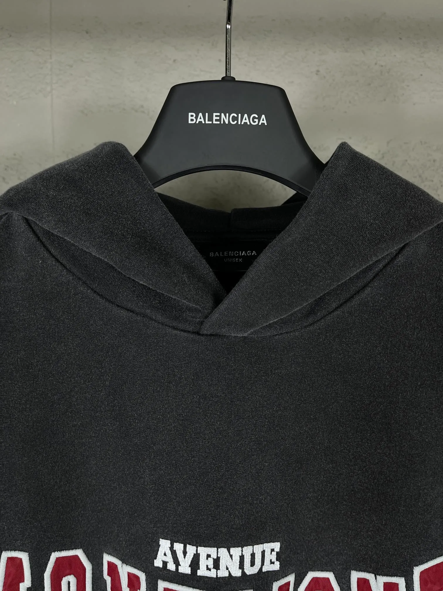 🅿️320 real shots [Top version. Official website quality] BALENCI*GA/Paris. 2024 new model. Montaigne artistic 10,000-needle appliqué embroidery on the front, washed and distressed hooded sweatshirt. Brick cabinet synchronization. Genuine product developed at the first time, please print and compare! The fabric is made of Paris ZP custom-woven and dyed cotton terry sweatshirt. Weighing 460 grams, the cloth surface is clean. The cloth pattern is clear, soft and comfortable. The threads are dyed with no color difference. The embroidery is done using imported Tajima embroidery machines. The letters are clear and the effect is three-dimensional. The entire garment is washed and distressed. The version adopts OS loose shoulder design. Same style for men and women. Code: BL238910 Color: washed black Size: XS. S. M. L