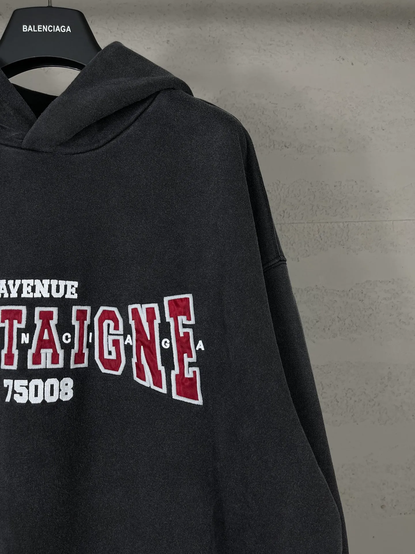 🅿️320 real shots [Top version. Official website quality] BALENCI*GA/Paris. 2024 new model. Montaigne artistic 10,000-needle appliqué embroidery on the front, washed and distressed hooded sweatshirt. Brick cabinet synchronization. Genuine product developed at the first time, please print and compare! The fabric is made of Paris ZP custom-woven and dyed cotton terry sweatshirt. Weighing 460 grams, the cloth surface is clean. The cloth pattern is clear, soft and comfortable. The threads are dyed with no color difference. The embroidery is done using imported Tajima embroidery machines. The letters are clear and the effect is three-dimensional. The entire garment is washed and distressed. The version adopts OS loose shoulder design. Same style for men and women. Code: BL238910 Color: washed black Size: XS. S. M. L