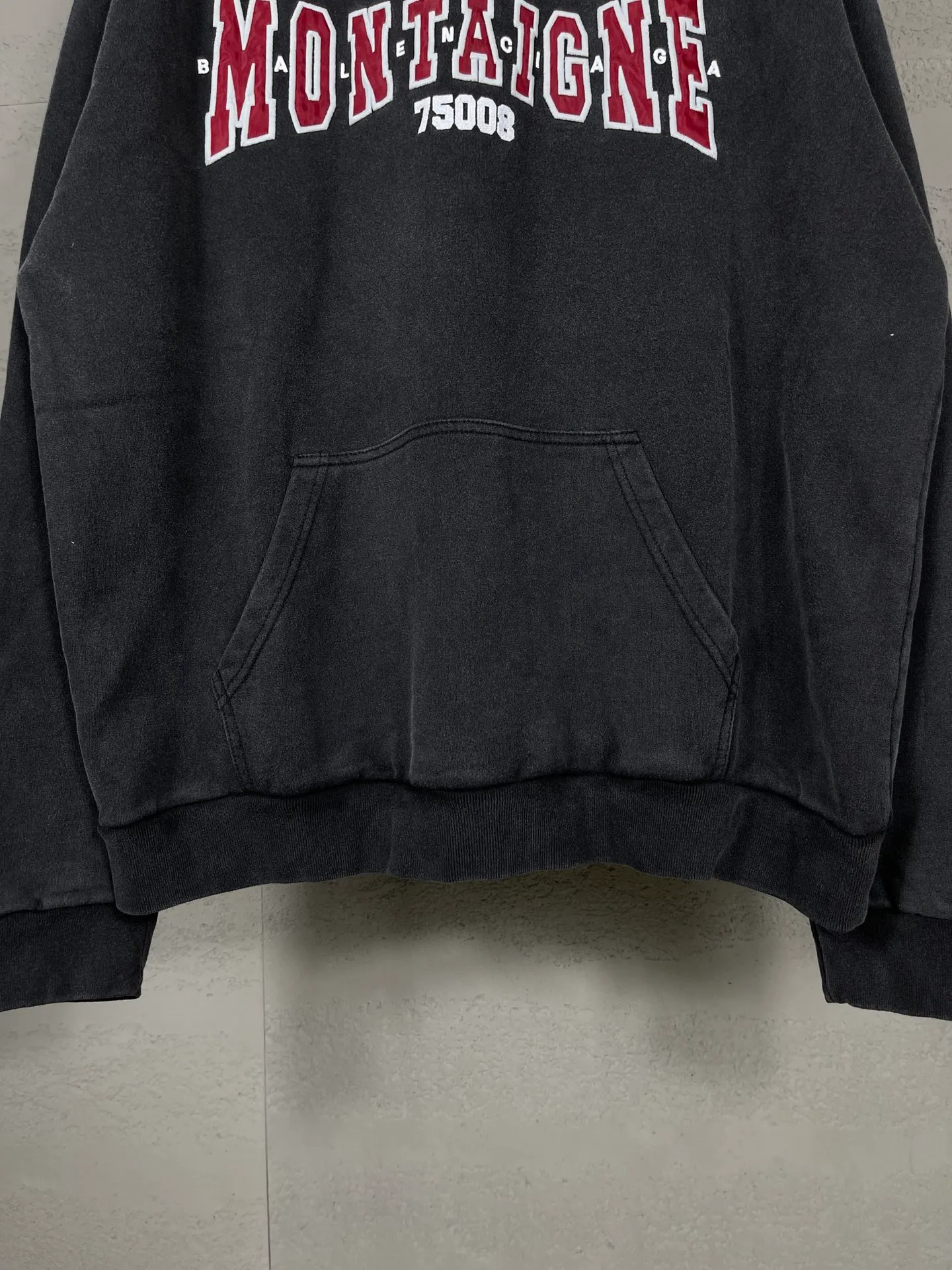 🅿️320 real shots [Top version. Official website quality] BALENCI*GA/Paris. 2024 new model. Montaigne artistic 10,000-needle appliqué embroidery on the front, washed and distressed hooded sweatshirt. Brick cabinet synchronization. Genuine product developed at the first time, please print and compare! The fabric is made of Paris ZP custom-woven and dyed cotton terry sweatshirt. Weighing 460 grams, the cloth surface is clean. The cloth pattern is clear, soft and comfortable. The threads are dyed with no color difference. The embroidery is done using imported Tajima embroidery machines. The letters are clear and the effect is three-dimensional. The entire garment is washed and distressed. The version adopts OS loose shoulder design. Same style for men and women. Code: BL238910 Color: washed black Size: XS. S. M. L