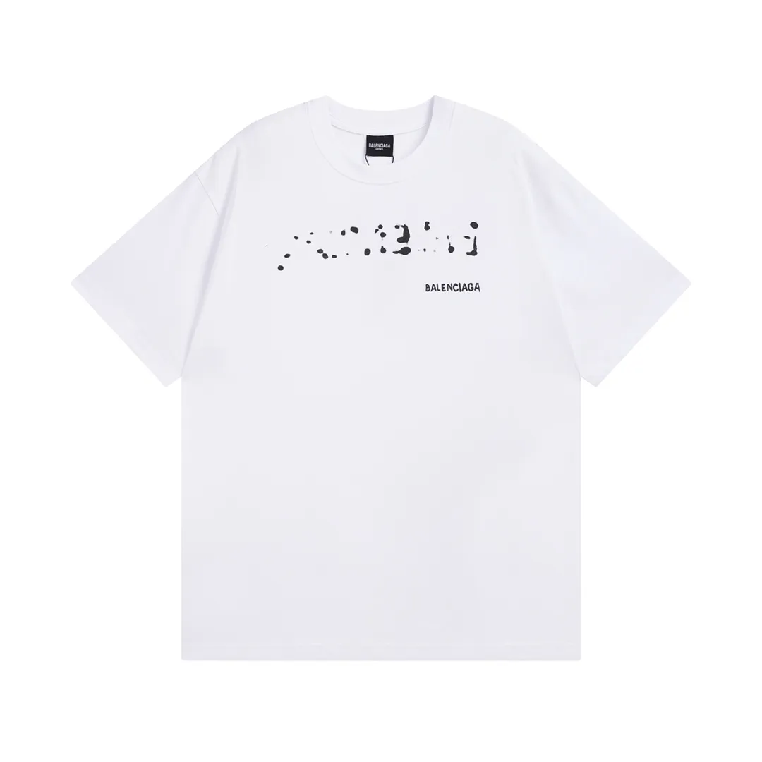 🅿️166 Detailed picture [Top version. Official website quality] BALENCI*GA/Paris BALENCI*GA# 2023 spring and summer new style, blurred letter shadow printed short-sleeved T-shirt. Brick cabinet synchronization. The fabric is made of Paris ZP custom-woven and dyed 100% cotton double yarn compact cotton. The weight is 260 grams, the cloth surface is clean. The cloth pattern is clear. Soft and comfortable. Good color fastness. Not easy to change color. The threads are woven and dyed with no color difference. The printing uses imported environmentally friendly rubber paddles, cutting piece positioning, precision stencils, fine LOGO letters, clear letters, no burrs. The effect is three-dimensional, which is different from ordinary printing in the market. Restore brick cabinets. The version adopts OS loose shoulder design. Same style for men and women. Code: BL223201 Color: black, pink, white. Size: XS to L
