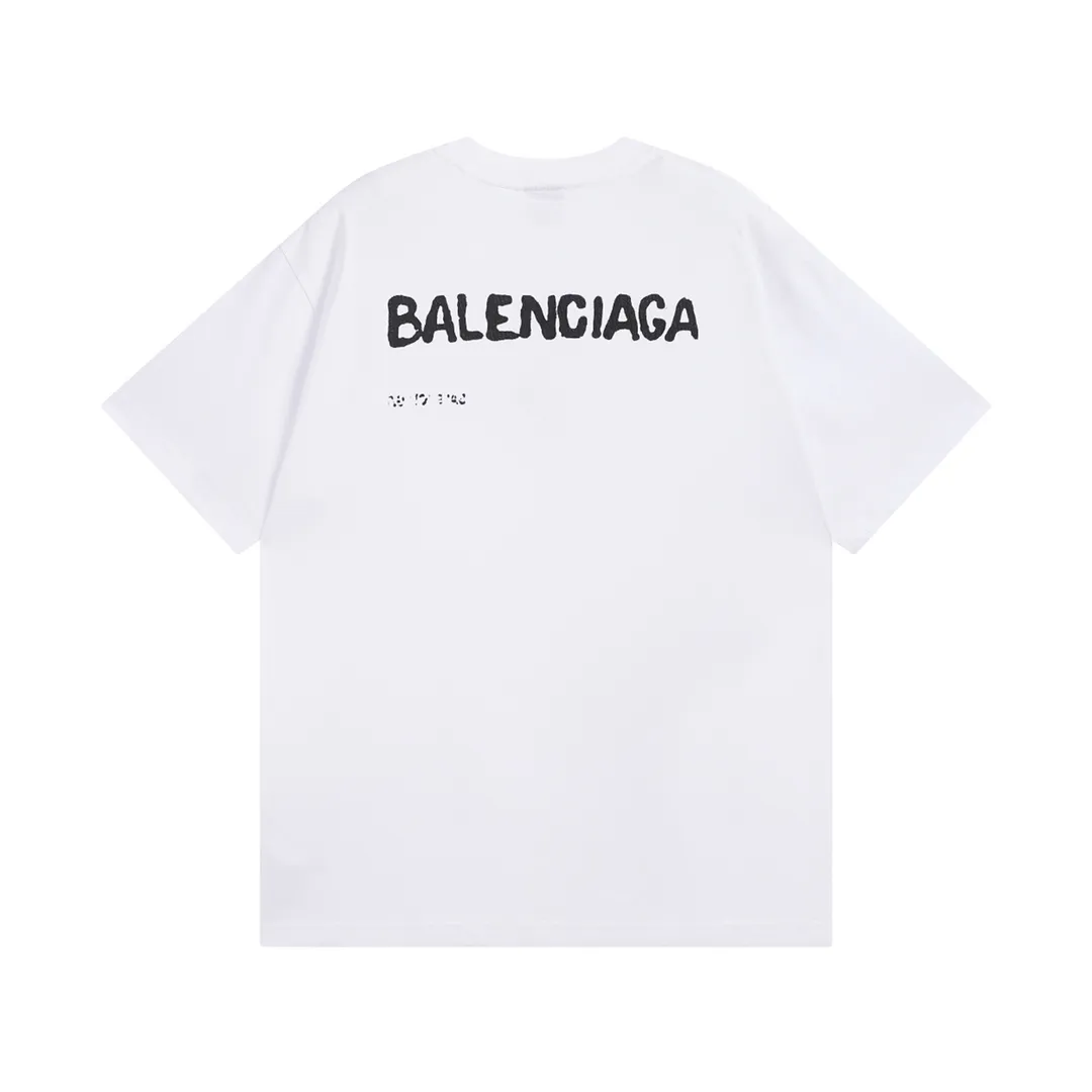 🅿️166 Detailed picture [Top version. Official website quality] BALENCI*GA/Paris BALENCI*GA# 2023 spring and summer new style, blurred letter shadow printed short-sleeved T-shirt. Brick cabinet synchronization. The fabric is made of Paris ZP custom-woven and dyed 100% cotton double yarn compact cotton. The weight is 260 grams, the cloth surface is clean. The cloth pattern is clear. Soft and comfortable. Good color fastness. Not easy to change color. The threads are woven and dyed with no color difference. The printing uses imported environmentally friendly rubber paddles, cutting piece positioning, precision stencils, fine LOGO letters, clear letters, no burrs. The effect is three-dimensional, which is different from ordinary printing in the market. Restore brick cabinets. The version adopts OS loose shoulder design. Same style for men and women. Code: BL223201 Color: black, pink, white. Size: XS to L
