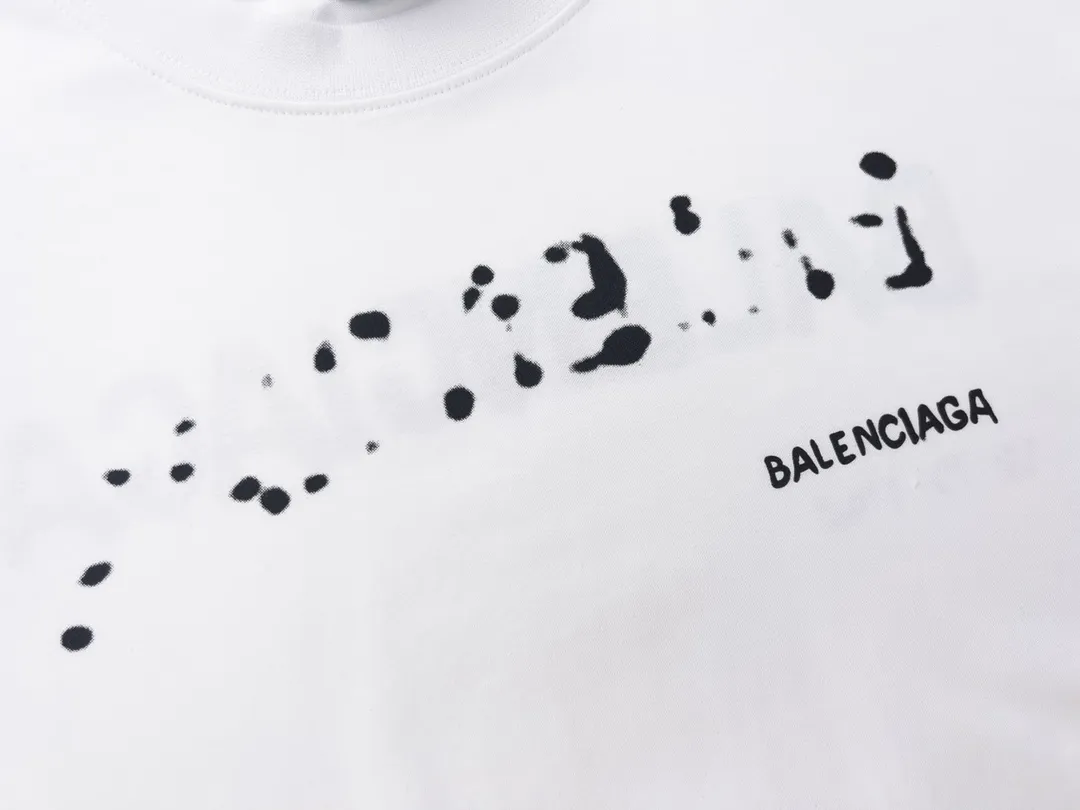 🅿️166 Detailed picture [Top version. Official website quality] BALENCI*GA/Paris BALENCI*GA# 2023 spring and summer new style, blurred letter shadow printed short-sleeved T-shirt. Brick cabinet synchronization. The fabric is made of Paris ZP custom-woven and dyed 100% cotton double yarn compact cotton. The weight is 260 grams, the cloth surface is clean. The cloth pattern is clear. Soft and comfortable. Good color fastness. Not easy to change color. The threads are woven and dyed with no color difference. The printing uses imported environmentally friendly rubber paddles, cutting piece positioning, precision stencils, fine LOGO letters, clear letters, no burrs. The effect is three-dimensional, which is different from ordinary printing in the market. Restore brick cabinets. The version adopts OS loose shoulder design. Same style for men and women. Code: BL223201 Color: black, pink, white. Size: XS to L