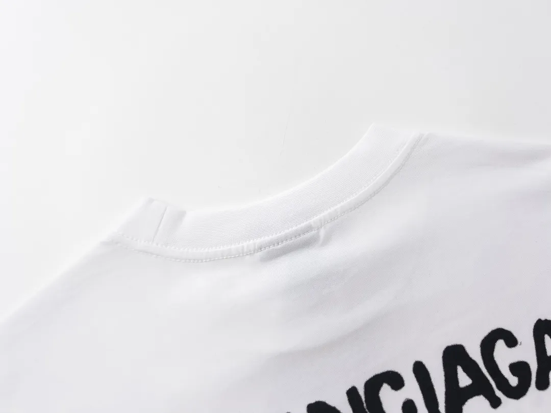 🅿️166 Detailed picture [Top version. Official website quality] BALENCI*GA/Paris BALENCI*GA# 2023 spring and summer new style, blurred letter shadow printed short-sleeved T-shirt. Brick cabinet synchronization. The fabric is made of Paris ZP custom-woven and dyed 100% cotton double yarn compact cotton. The weight is 260 grams, the cloth surface is clean. The cloth pattern is clear. Soft and comfortable. Good color fastness. Not easy to change color. The threads are woven and dyed with no color difference. The printing uses imported environmentally friendly rubber paddles, cutting piece positioning, precision stencils, fine LOGO letters, clear letters, no burrs. The effect is three-dimensional, which is different from ordinary printing in the market. Restore brick cabinets. The version adopts OS loose shoulder design. Same style for men and women. Code: BL223201 Color: black, pink, white. Size: XS to L
