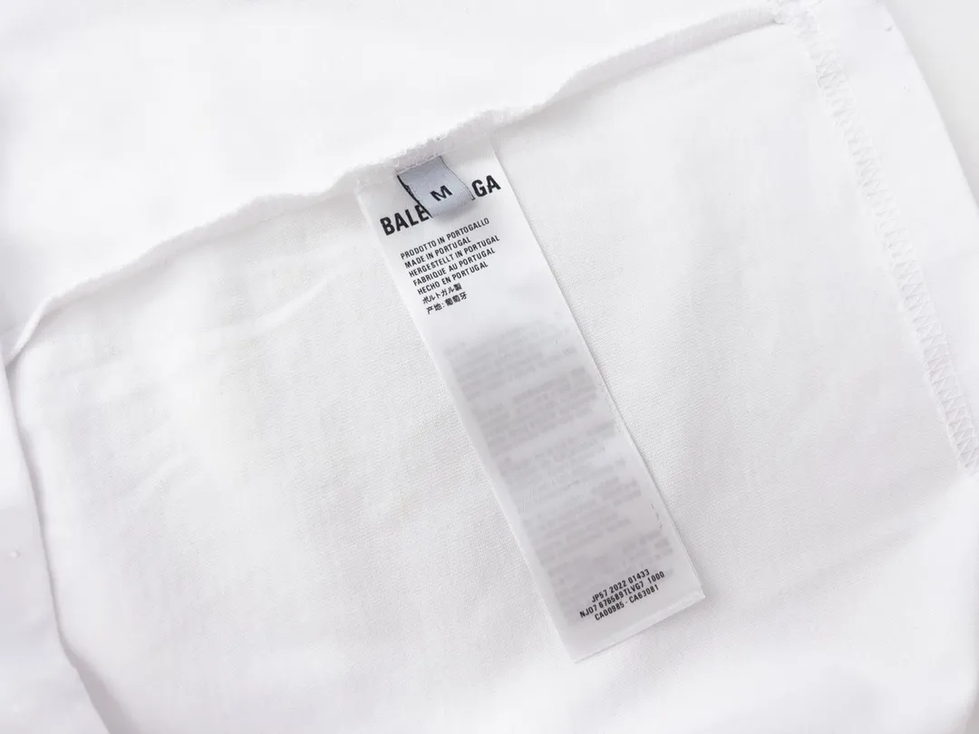 🅿️166 Detailed picture [Top version. Official website quality] BALENCI*GA/Paris BALENCI*GA# 2023 spring and summer new style, blurred letter shadow printed short-sleeved T-shirt. Brick cabinet synchronization. The fabric is made of Paris ZP custom-woven and dyed 100% cotton double yarn compact cotton. The weight is 260 grams, the cloth surface is clean. The cloth pattern is clear. Soft and comfortable. Good color fastness. Not easy to change color. The threads are woven and dyed with no color difference. The printing uses imported environmentally friendly rubber paddles, cutting piece positioning, precision stencils, fine LOGO letters, clear letters, no burrs. The effect is three-dimensional, which is different from ordinary printing in the market. Restore brick cabinets. The version adopts OS loose shoulder design. Same style for men and women. Code: BL223201 Color: black, pink, white. Size: XS to L