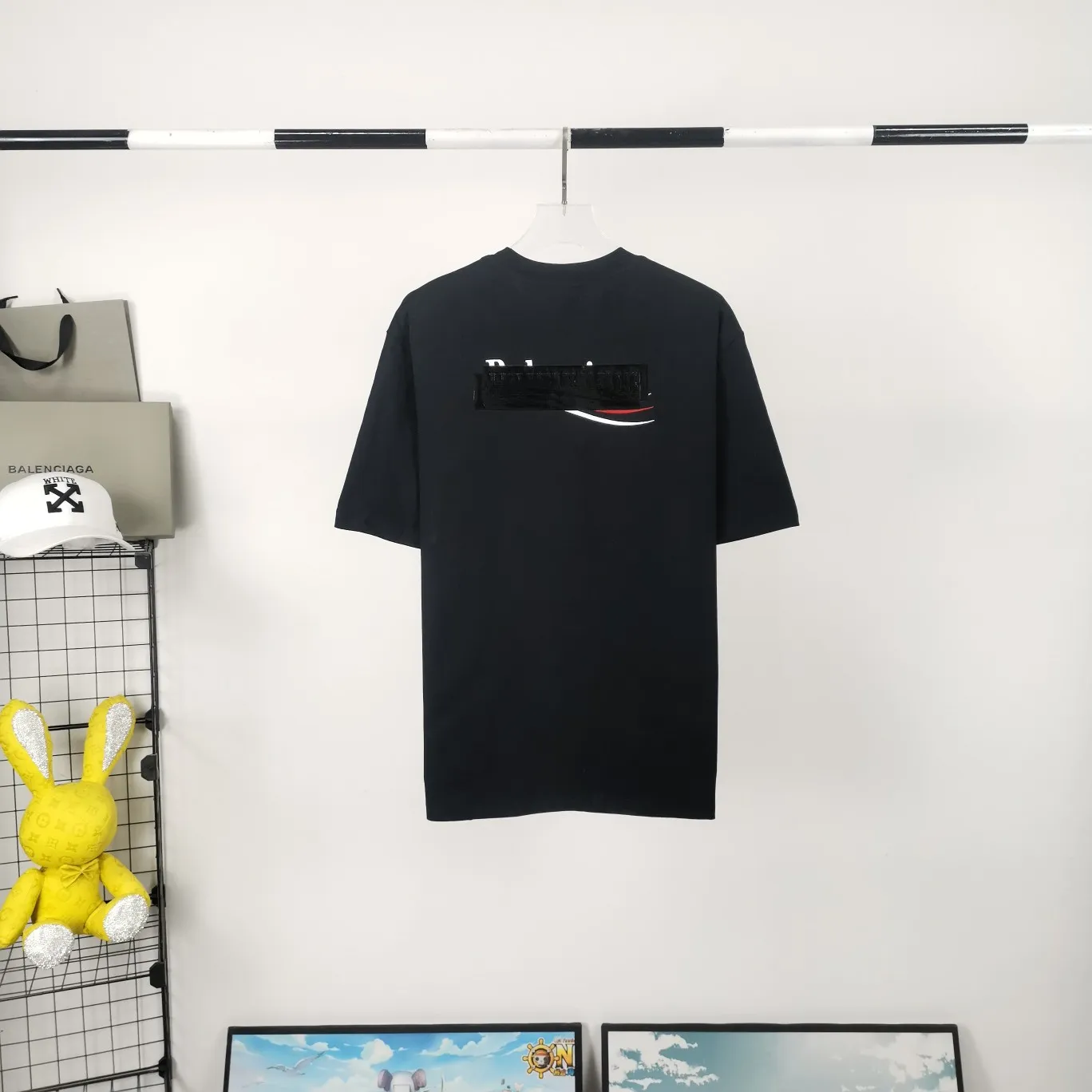 [New arrival] The top tested version of Balenciaga BALENCIAGA Cola Melang Tape Black Laminated Embroidery Male and Female Couple Celebrity Same Style New Short Sleeve T-Shirt. Original 4.2K purchase version, dust-free white and black fabrics, three-dimensional embroidery technology, bright TPU lettering film lamination technology. 280g combed cotton fabric. The classic Coke logo embroidery design was selected based on the original embroidery color. After many comparisons, it was finally decided to use imported mercerized light dyeing to best restore the color difference effect consistent with the original version. The front and rear panels are embroidered with the classic Coke logo. The embroidery design on the front panel is relatively delicate. After many adjustments, it is difficult to restore the effect. Bright black TPU lettering film positioning adhesive polyurethane thermoplastic elastomer, also known as thermoplastic polyurethane rubber or TPU for short. TPU is an emerging plastic variety with good processability, weather resistance, and environmental protection. The laser film cutting machine can design the pattern according to the computer software, and then use the heat press tool to position and transfer the print. After transfer, a uniform square dark pattern is produced, and the film material and the body of the garment create a texture contrast. Based on the embroidery, the positioning and gluing process is used to cover the original embroidery pattern to create a three-dimensional visual effect. Oversize loose version Oversize loose silhouette design, basic round neckline, dropped shoulder line, vertical pit woven code from top to bottom, collar, cuffs, and hem all have ruffles for windproof effect, sleeve length is longer than conventional sweaters to highlight the details. The thickness of the ready-made garment is the same as the original version, and it is additionally shaped to make the upper body wider and not easily deformed. Customized brand's latest color folded main logo, full set of new accessories Color: Black Size: XS-L P:260