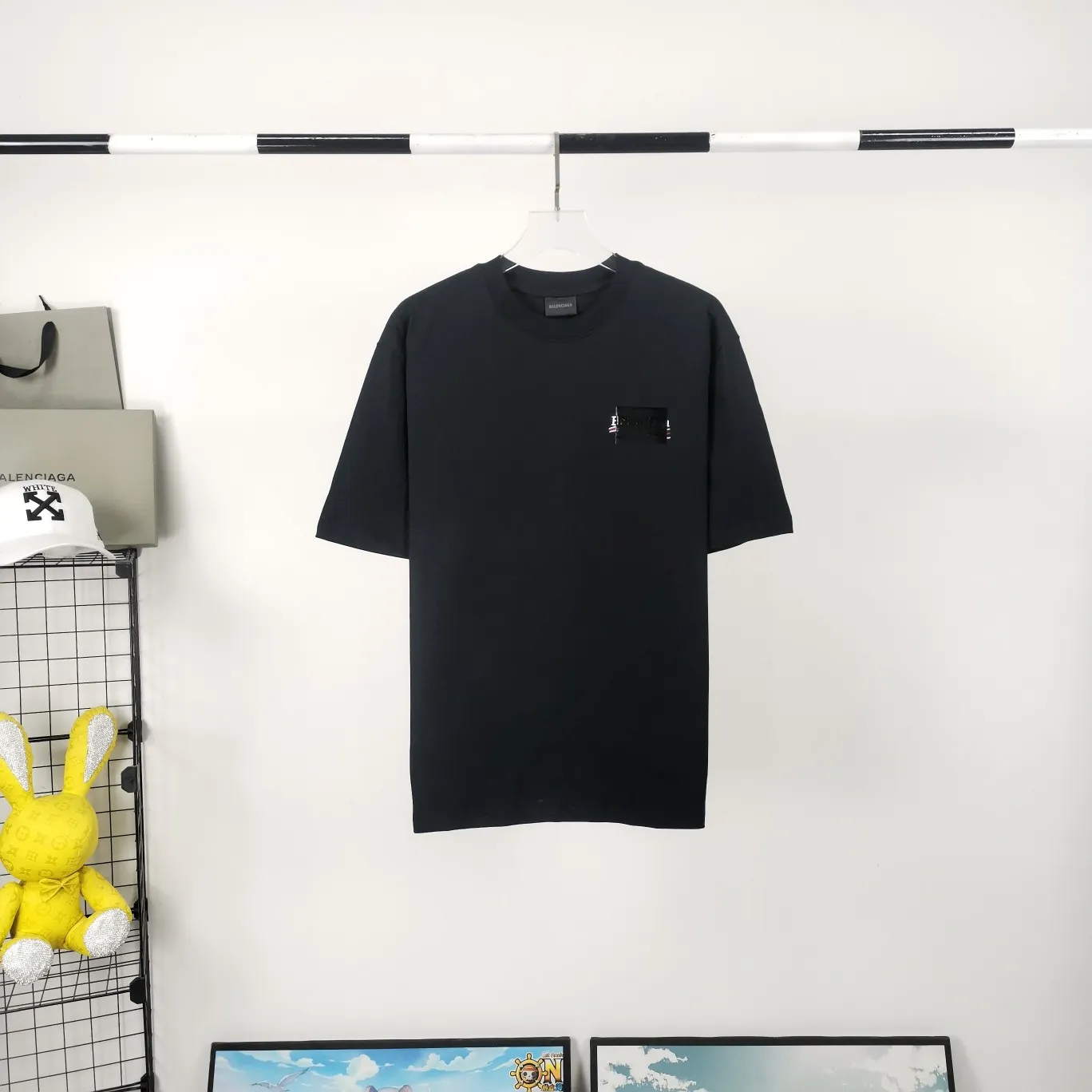 [New arrival] The top tested version of Balenciaga BALENCIAGA Cola Melang Tape Black Laminated Embroidery Male and Female Couple Celebrity Same Style New Short Sleeve T-Shirt. Original 4.2K purchase version, dust-free white and black fabrics, three-dimensional embroidery technology, bright TPU lettering film lamination technology. 280g combed cotton fabric. The classic Coke logo embroidery design was selected based on the original embroidery color. After many comparisons, it was finally decided to use imported mercerized light dyeing to best restore the color difference effect consistent with the original version. The front and rear panels are embroidered with the classic Coke logo. The embroidery design on the front panel is relatively delicate. After many adjustments, it is difficult to restore the effect. Bright black TPU lettering film positioning adhesive polyurethane thermoplastic elastomer, also known as thermoplastic polyurethane rubber or TPU for short. TPU is an emerging plastic variety with good processability, weather resistance, and environmental protection. The laser film cutting machine can design the pattern according to the computer software, and then use the heat press tool to position and transfer the print. After transfer, a uniform square dark pattern is produced, and the film material and the body of the garment create a texture contrast. Based on the embroidery, the positioning and gluing process is used to cover the original embroidery pattern to create a three-dimensional visual effect. Oversize loose version Oversize loose silhouette design, basic round neckline, dropped shoulder line, vertical pit woven code from top to bottom, collar, cuffs, and hem all have ruffles for windproof effect, sleeve length is longer than conventional sweaters to highlight the details. The thickness of the ready-made garment is the same as the original version, and it is additionally shaped to make the upper body wider and not easily deformed. Customized brand's latest color folded main logo, full set of new accessories Color: Black Size: XS-L P:260