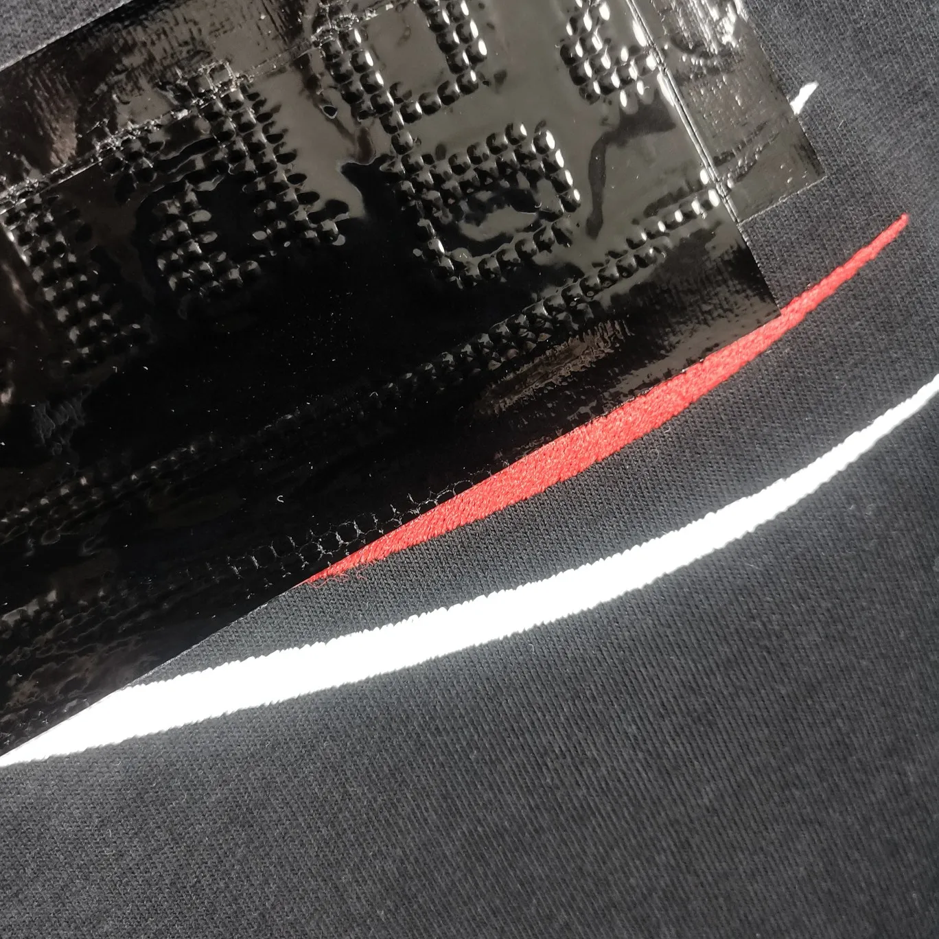 [New arrival] The top tested version of Balenciaga BALENCIAGA Cola Melang Tape Black Laminated Embroidery Male and Female Couple Celebrity Same Style New Short Sleeve T-Shirt. Original 4.2K purchase version, dust-free white and black fabrics, three-dimensional embroidery technology, bright TPU lettering film lamination technology. 280g combed cotton fabric. The classic Coke logo embroidery design was selected based on the original embroidery color. After many comparisons, it was finally decided to use imported mercerized light dyeing to best restore the color difference effect consistent with the original version. The front and rear panels are embroidered with the classic Coke logo. The embroidery design on the front panel is relatively delicate. After many adjustments, it is difficult to restore the effect. Bright black TPU lettering film positioning adhesive polyurethane thermoplastic elastomer, also known as thermoplastic polyurethane rubber or TPU for short. TPU is an emerging plastic variety with good processability, weather resistance, and environmental protection. The laser film cutting machine can design the pattern according to the computer software, and then use the heat press tool to position and transfer the print. After transfer, a uniform square dark pattern is produced, and the film material and the body of the garment create a texture contrast. Based on the embroidery, the positioning and gluing process is used to cover the original embroidery pattern to create a three-dimensional visual effect. Oversize loose version Oversize loose silhouette design, basic round neckline, dropped shoulder line, vertical pit woven code from top to bottom, collar, cuffs, and hem all have ruffles for windproof effect, sleeve length is longer than conventional sweaters to highlight the details. The thickness of the ready-made garment is the same as the original version, and it is additionally shaped to make the upper body wider and not easily deformed. Customized brand's latest color folded main logo, full set of new accessories Color: Black Size: XS-L P:260