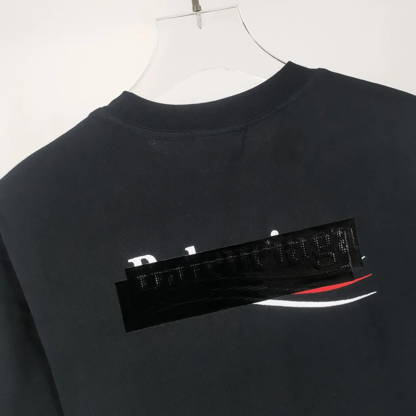 [New arrival] The top tested version of Balenciaga BALENCIAGA Cola Melang Tape Black Laminated Embroidery Male and Female Couple Celebrity Same Style New Short Sleeve T-Shirt. Original 4.2K purchase version, dust-free white and black fabrics, three-dimensional embroidery technology, bright TPU lettering film lamination technology. 280g combed cotton fabric. The classic Coke logo embroidery design was selected based on the original embroidery color. After many comparisons, it was finally decided to use imported mercerized light dyeing to best restore the color difference effect consistent with the original version. The front and rear panels are embroidered with the classic Coke logo. The embroidery design on the front panel is relatively delicate. After many adjustments, it is difficult to restore the effect. Bright black TPU lettering film positioning adhesive polyurethane thermoplastic elastomer, also known as thermoplastic polyurethane rubber or TPU for short. TPU is an emerging plastic variety with good processability, weather resistance, and environmental protection. The laser film cutting machine can design the pattern according to the computer software, and then use the heat press tool to position and transfer the print. After transfer, a uniform square dark pattern is produced, and the film material and the body of the garment create a texture contrast. Based on the embroidery, the positioning and gluing process is used to cover the original embroidery pattern to create a three-dimensional visual effect. Oversize loose version Oversize loose silhouette design, basic round neckline, dropped shoulder line, vertical pit woven code from top to bottom, collar, cuffs, and hem all have ruffles for windproof effect, sleeve length is longer than conventional sweaters to highlight the details. The thickness of the ready-made garment is the same as the original version, and it is additionally shaped to make the upper body wider and not easily deformed. Customized brand's latest color folded main logo, full set of new accessories Color: Black Size: XS-L P:260
