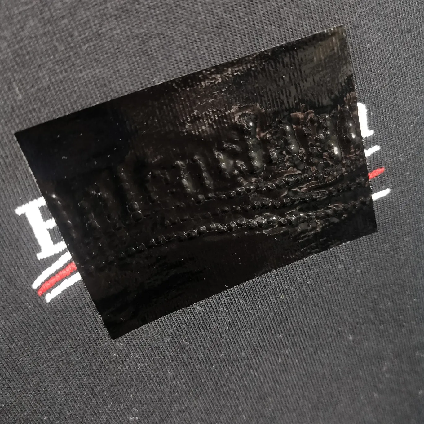 [New arrival] The top tested version of Balenciaga BALENCIAGA Cola Melang Tape Black Laminated Embroidery Male and Female Couple Celebrity Same Style New Short Sleeve T-Shirt. Original 4.2K purchase version, dust-free white and black fabrics, three-dimensional embroidery technology, bright TPU lettering film lamination technology. 280g combed cotton fabric. The classic Coke logo embroidery design was selected based on the original embroidery color. After many comparisons, it was finally decided to use imported mercerized light dyeing to best restore the color difference effect consistent with the original version. The front and rear panels are embroidered with the classic Coke logo. The embroidery design on the front panel is relatively delicate. After many adjustments, it is difficult to restore the effect. Bright black TPU lettering film positioning adhesive polyurethane thermoplastic elastomer, also known as thermoplastic polyurethane rubber or TPU for short. TPU is an emerging plastic variety with good processability, weather resistance, and environmental protection. The laser film cutting machine can design the pattern according to the computer software, and then use the heat press tool to position and transfer the print. After transfer, a uniform square dark pattern is produced, and the film material and the body of the garment create a texture contrast. Based on the embroidery, the positioning and gluing process is used to cover the original embroidery pattern to create a three-dimensional visual effect. Oversize loose version Oversize loose silhouette design, basic round neckline, dropped shoulder line, vertical pit woven code from top to bottom, collar, cuffs, and hem all have ruffles for windproof effect, sleeve length is longer than conventional sweaters to highlight the details. The thickness of the ready-made garment is the same as the original version, and it is additionally shaped to make the upper body wider and not easily deformed. Customized brand's latest color folded main logo, full set of new accessories Color: Black Size: XS-L P:260