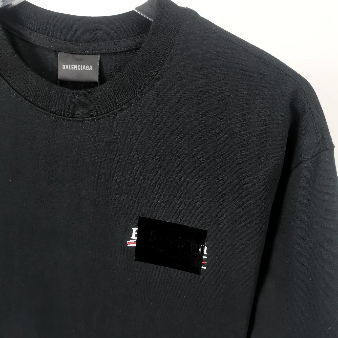 [New arrival] The top tested version of Balenciaga BALENCIAGA Cola Melang Tape Black Laminated Embroidery Male and Female Couple Celebrity Same Style New Short Sleeve T-Shirt. Original 4.2K purchase version, dust-free white and black fabrics, three-dimensional embroidery technology, bright TPU lettering film lamination technology. 280g combed cotton fabric. The classic Coke logo embroidery design was selected based on the original embroidery color. After many comparisons, it was finally decided to use imported mercerized light dyeing to best restore the color difference effect consistent with the original version. The front and rear panels are embroidered with the classic Coke logo. The embroidery design on the front panel is relatively delicate. After many adjustments, it is difficult to restore the effect. Bright black TPU lettering film positioning adhesive polyurethane thermoplastic elastomer, also known as thermoplastic polyurethane rubber or TPU for short. TPU is an emerging plastic variety with good processability, weather resistance, and environmental protection. The laser film cutting machine can design the pattern according to the computer software, and then use the heat press tool to position and transfer the print. After transfer, a uniform square dark pattern is produced, and the film material and the body of the garment create a texture contrast. Based on the embroidery, the positioning and gluing process is used to cover the original embroidery pattern to create a three-dimensional visual effect. Oversize loose version Oversize loose silhouette design, basic round neckline, dropped shoulder line, vertical pit woven code from top to bottom, collar, cuffs, and hem all have ruffles for windproof effect, sleeve length is longer than conventional sweaters to highlight the details. The thickness of the ready-made garment is the same as the original version, and it is additionally shaped to make the upper body wider and not easily deformed. Customized brand's latest color folded main logo, full set of new accessories Color: Black Size: XS-L P:260