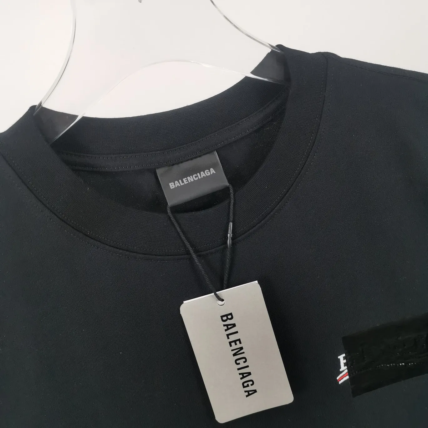 [New arrival] The top tested version of Balenciaga BALENCIAGA Cola Melang Tape Black Laminated Embroidery Male and Female Couple Celebrity Same Style New Short Sleeve T-Shirt. Original 4.2K purchase version, dust-free white and black fabrics, three-dimensional embroidery technology, bright TPU lettering film lamination technology. 280g combed cotton fabric. The classic Coke logo embroidery design was selected based on the original embroidery color. After many comparisons, it was finally decided to use imported mercerized light dyeing to best restore the color difference effect consistent with the original version. The front and rear panels are embroidered with the classic Coke logo. The embroidery design on the front panel is relatively delicate. After many adjustments, it is difficult to restore the effect. Bright black TPU lettering film positioning adhesive polyurethane thermoplastic elastomer, also known as thermoplastic polyurethane rubber or TPU for short. TPU is an emerging plastic variety with good processability, weather resistance, and environmental protection. The laser film cutting machine can design the pattern according to the computer software, and then use the heat press tool to position and transfer the print. After transfer, a uniform square dark pattern is produced, and the film material and the body of the garment create a texture contrast. Based on the embroidery, the positioning and gluing process is used to cover the original embroidery pattern to create a three-dimensional visual effect. Oversize loose version Oversize loose silhouette design, basic round neckline, dropped shoulder line, vertical pit woven code from top to bottom, collar, cuffs, and hem all have ruffles for windproof effect, sleeve length is longer than conventional sweaters to highlight the details. The thickness of the ready-made garment is the same as the original version, and it is additionally shaped to make the upper body wider and not easily deformed. Customized brand's latest color folded main logo, full set of new accessories Color: Black Size: XS-L P:260