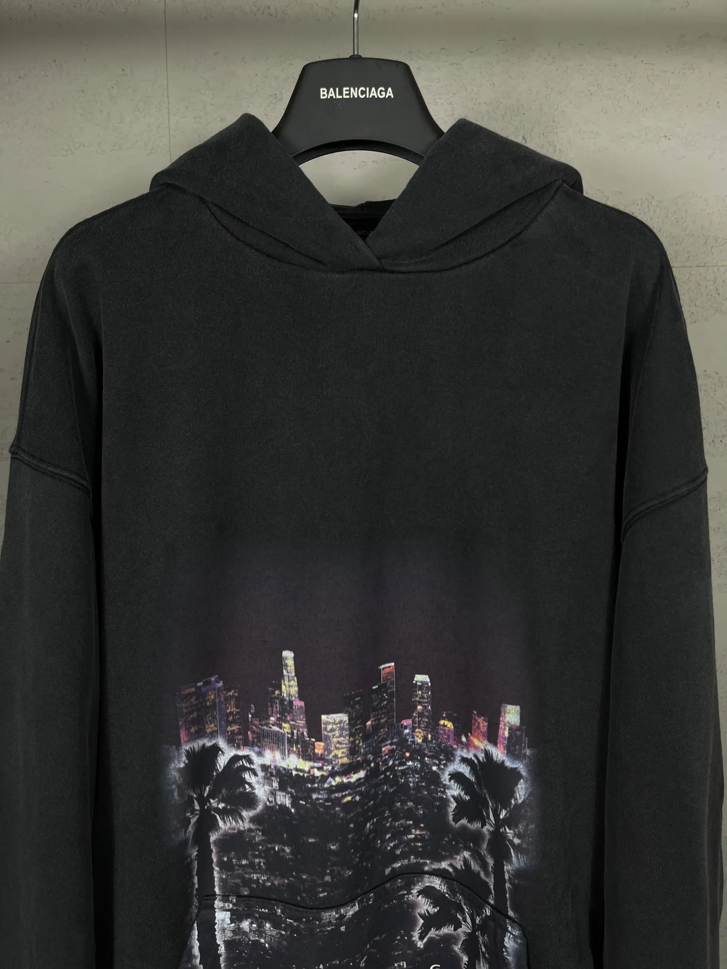 🅿️356 real photos [Top version. Official website quality] BALENCI*GA/25 new model. Latest style SS25 ready-to-wear washable hooded sweatshirt with Los Angeles night scene direct-printed print on the front. Research and development at the first time, different market currencies. Comparisons welcome. The fabric is made of Paris ZP custom-woven and dyed cotton sweatshirt. Weighing 460 grams, the cloth surface is clean. The cloth pattern is clear, soft and comfortable. The threads are dyed with no color difference. Printing adopts computer direct printing. Garments are washed and aged. Jubie market currency. Welcome to compare. The version adopts OS loose shoulder design. Same style for men and women. Code: BL259905 Color: washed black, apricot Size: XS S M L