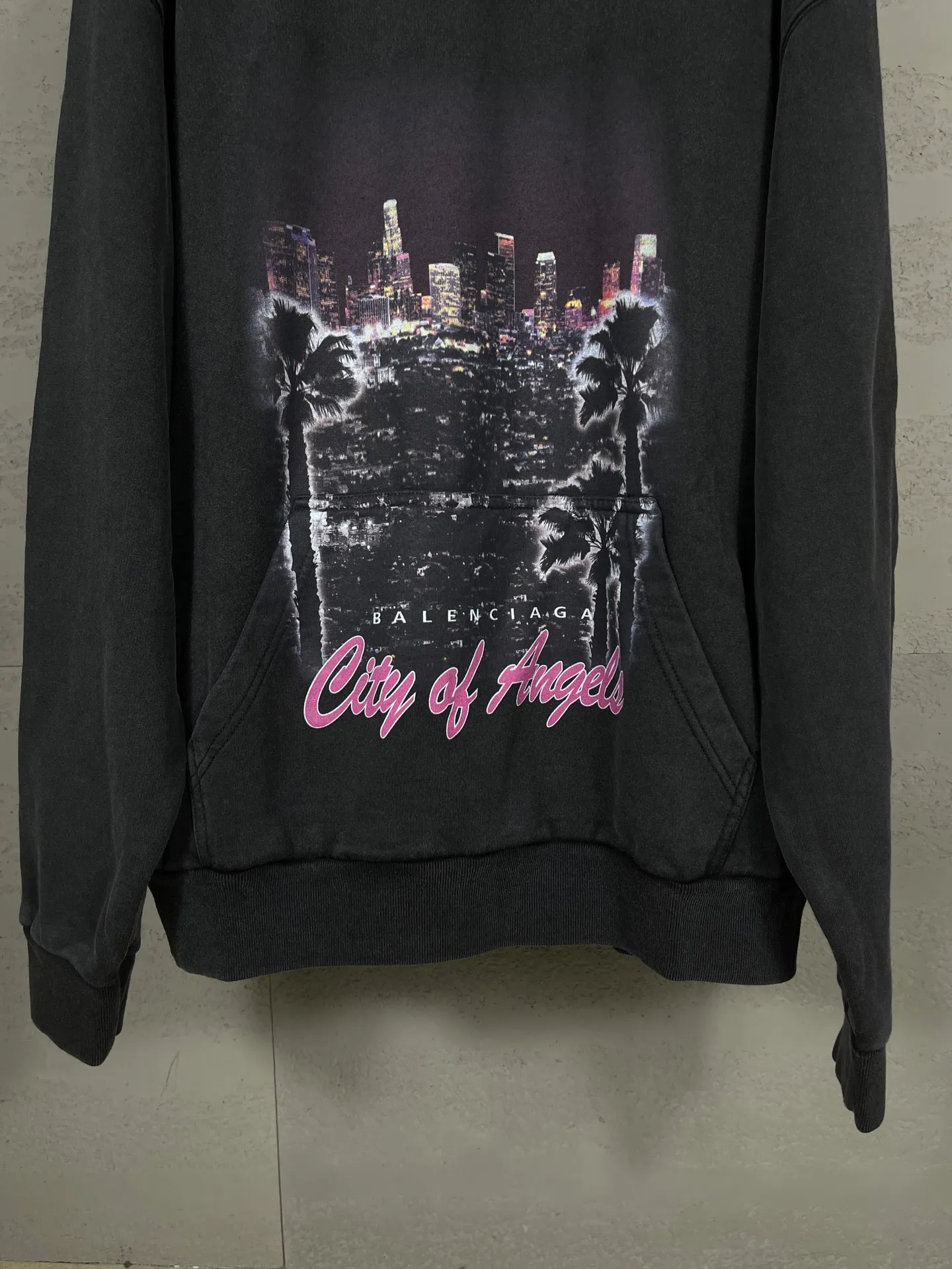 🅿️356 real photos [Top version. Official website quality] BALENCI*GA/25 new model. Latest style SS25 ready-to-wear washable hooded sweatshirt with Los Angeles night scene direct-printed print on the front. Research and development at the first time, different market currencies. Comparisons welcome. The fabric is made of Paris ZP custom-woven and dyed cotton sweatshirt. Weighing 460 grams, the cloth surface is clean. The cloth pattern is clear, soft and comfortable. The threads are dyed with no color difference. Printing adopts computer direct printing. Garments are washed and aged. Jubie market currency. Welcome to compare. The version adopts OS loose shoulder design. Same style for men and women. Code: BL259905 Color: washed black, apricot Size: XS S M L