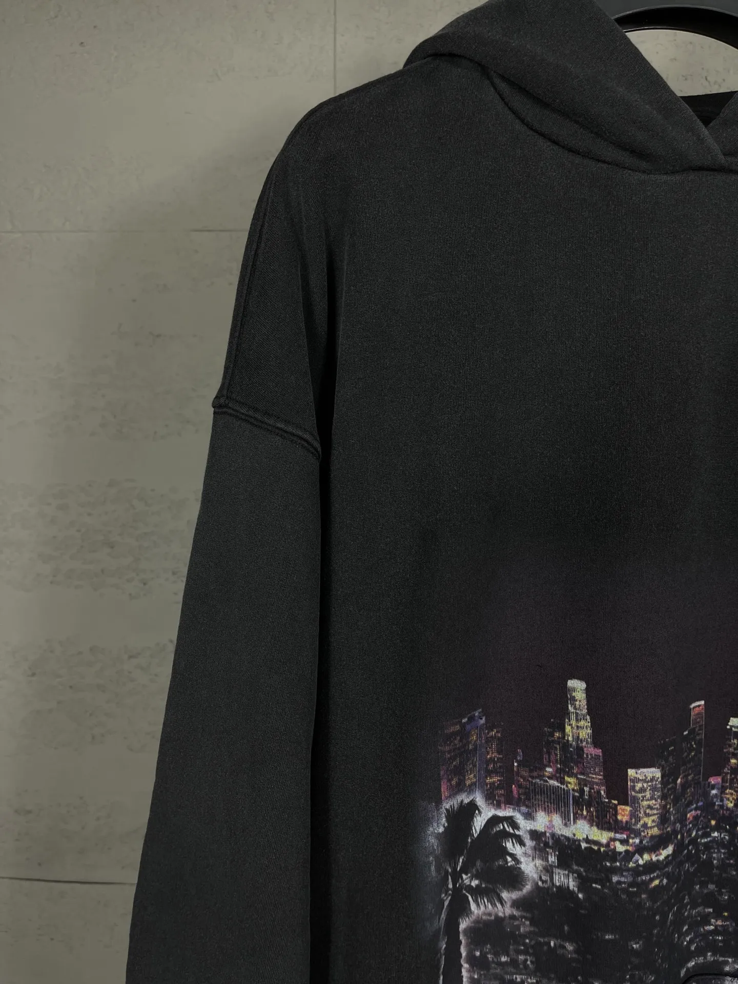 🅿️356 real photos [Top version. Official website quality] BALENCI*GA/25 new model. Latest style SS25 ready-to-wear washable hooded sweatshirt with Los Angeles night scene direct-printed print on the front. Research and development at the first time, different market currencies. Comparisons welcome. The fabric is made of Paris ZP custom-woven and dyed cotton sweatshirt. Weighing 460 grams, the cloth surface is clean. The cloth pattern is clear, soft and comfortable. The threads are dyed with no color difference. Printing adopts computer direct printing. Garments are washed and aged. Jubie market currency. Welcome to compare. The version adopts OS loose shoulder design. Same style for men and women. Code: BL259905 Color: washed black, apricot Size: XS S M L