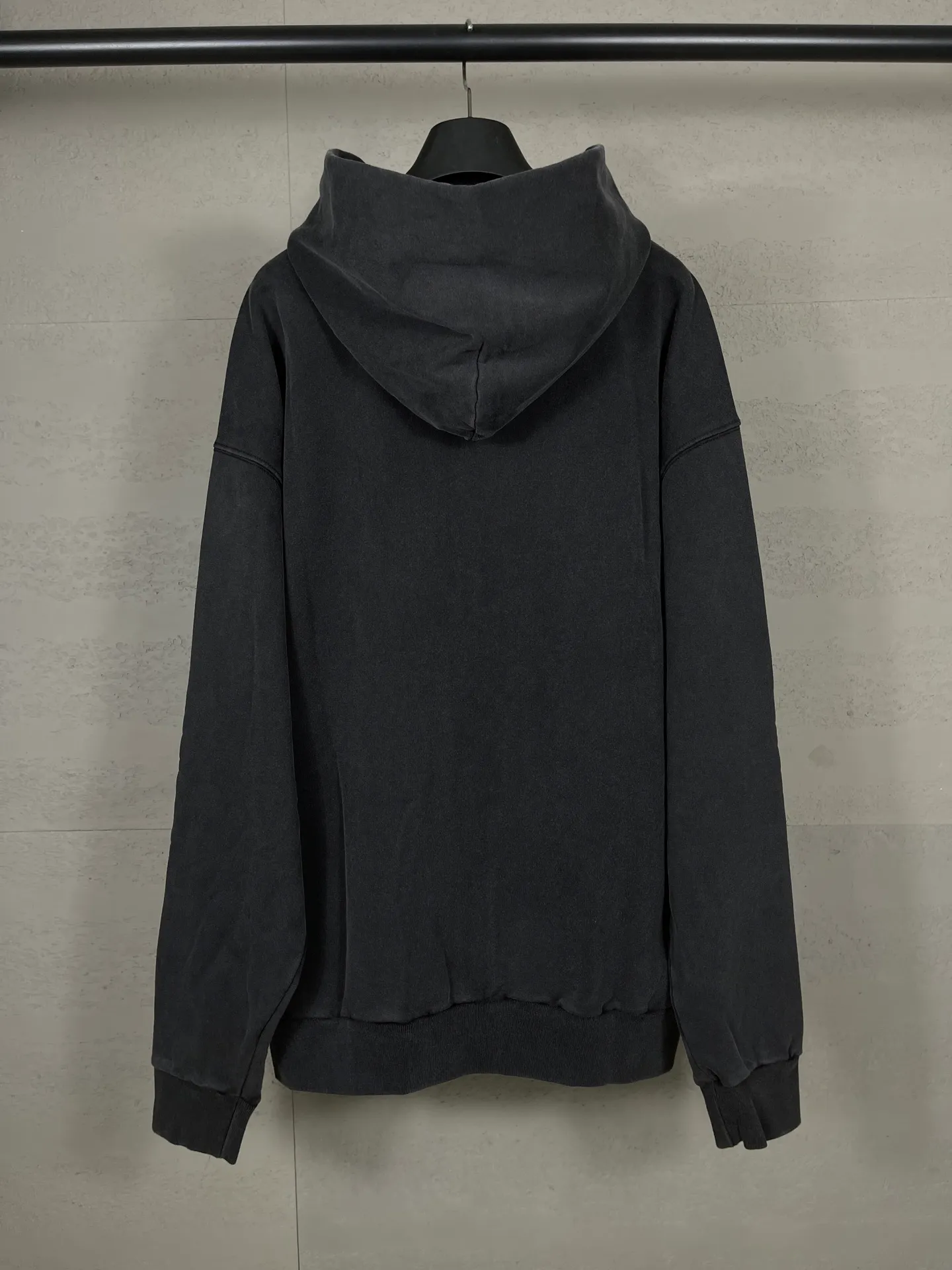 🅿️356 real photos [Top version. Official website quality] BALENCI*GA/25 new model. Latest style SS25 ready-to-wear washable hooded sweatshirt with Los Angeles night scene direct-printed print on the front. Research and development at the first time, different market currencies. Comparisons welcome. The fabric is made of Paris ZP custom-woven and dyed cotton sweatshirt. Weighing 460 grams, the cloth surface is clean. The cloth pattern is clear, soft and comfortable. The threads are dyed with no color difference. Printing adopts computer direct printing. Garments are washed and aged. Jubie market currency. Welcome to compare. The version adopts OS loose shoulder design. Same style for men and women. Code: BL259905 Color: washed black, apricot Size: XS S M L