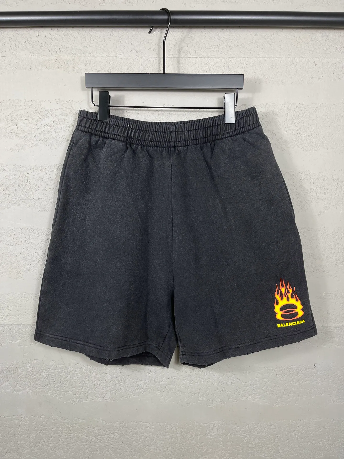🅿️220 real photos [Top version. Official website quality] BALENCI*GA/Paris. 2025 new model. Paris double ring flame LOGO cracked print, washed, distressed and worn shorts. Brick cabinet synchronization. Genuine product developed at the first time, please print and compare! The fabric is made of Paris ZP custom-woven and dyed cotton terry sweatshirt, with a weight of 460 grams. The cloth surface is clean. The cloth pattern is clear, the hand feels soft and comfortable, and the imported environmentally friendly rubber paddles are used for printing. The letters are clear and the effect is three-dimensional. The version adopts a loose version. Same style for men and women. Code: BL257026 Color: black, fluorescent yellow Size: XS S M L