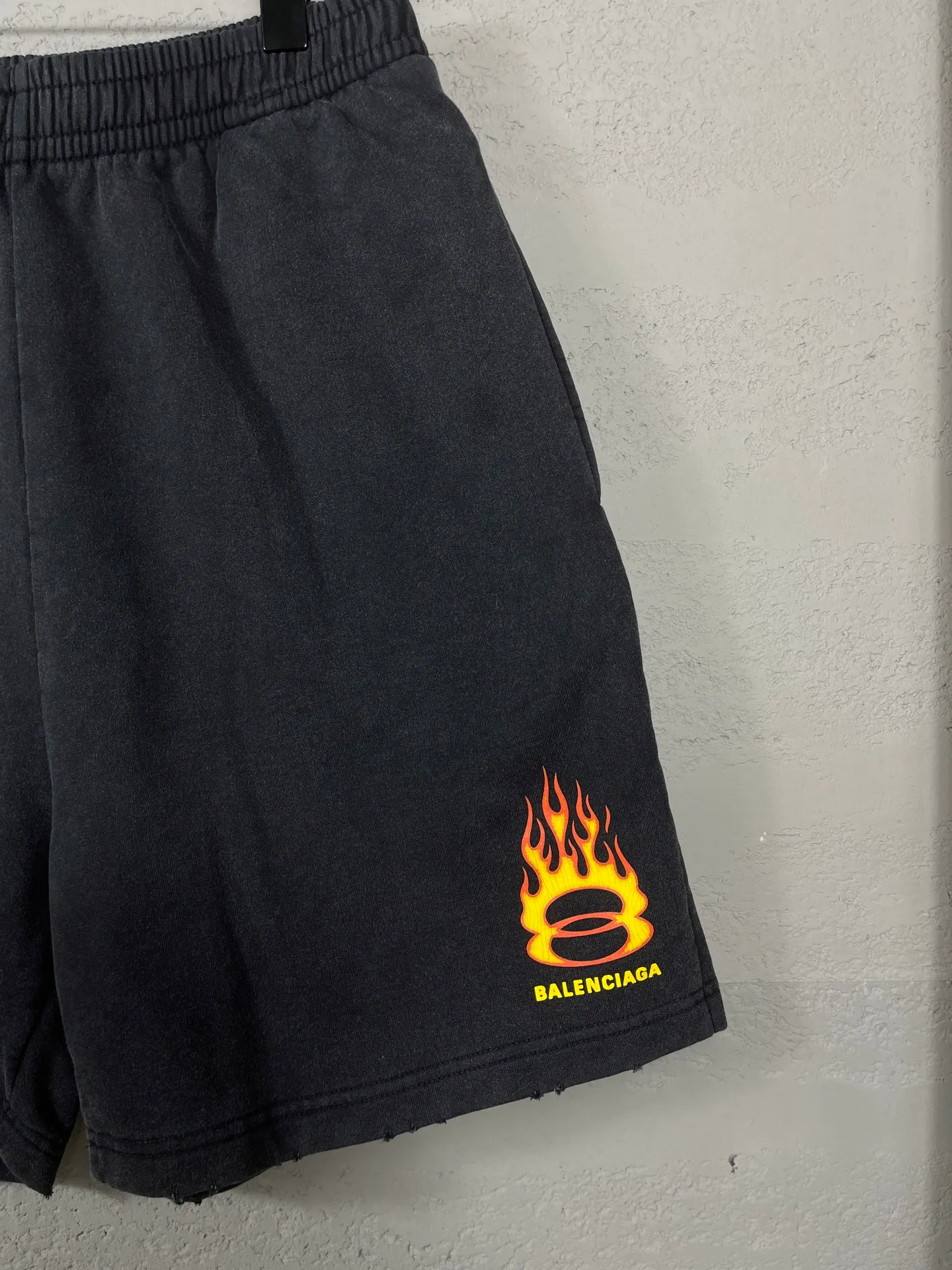 🅿️220 real photos [Top version. Official website quality] BALENCI*GA/Paris. 2025 new model. Paris double ring flame LOGO cracked print, washed, distressed and worn shorts. Brick cabinet synchronization. Genuine product developed at the first time, please print and compare! The fabric is made of Paris ZP custom-woven and dyed cotton terry sweatshirt, with a weight of 460 grams. The cloth surface is clean. The cloth pattern is clear, the hand feels soft and comfortable, and the imported environmentally friendly rubber paddles are used for printing. The letters are clear and the effect is three-dimensional. The version adopts a loose version. Same style for men and women. Code: BL257026 Color: black, fluorescent yellow Size: XS S M L