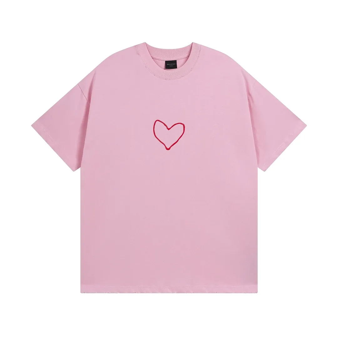 🅿️180 real photos [Top version. Official website quality] BALENCI*GA/Paris. SS24 Paris Chinese Valentine's Day limited edition love LOGO print, finished product washed and worn short-sleeved T-shirt. Brick cabinet synchronization. Genuine product developed at the first time, happy to print and compare! The fabric is made of Paris ZP custom-woven and dyed cotton double yarn. Weighing 260 grams, the cloth surface is clean. The cloth pattern is clear, soft and comfortable. The threads are dyed with no color difference. The printing uses environmentally friendly imported materials. The letters are clear and the effect is three-dimensional. The version adopts OS loose shoulder design. Same style for men and women. Code: BL223606 Color: black, pink Size: XS S M L
