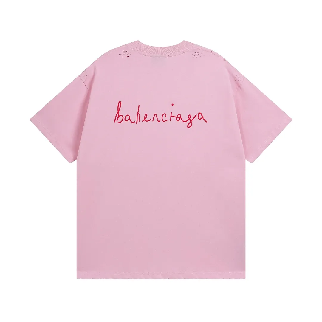 🅿️180 real photos [Top version. Official website quality] BALENCI*GA/Paris. SS24 Paris Chinese Valentine's Day limited edition love LOGO print, finished product washed and worn short-sleeved T-shirt. Brick cabinet synchronization. Genuine product developed at the first time, happy to print and compare! The fabric is made of Paris ZP custom-woven and dyed cotton double yarn. Weighing 260 grams, the cloth surface is clean. The cloth pattern is clear, soft and comfortable. The threads are dyed with no color difference. The printing uses environmentally friendly imported materials. The letters are clear and the effect is three-dimensional. The version adopts OS loose shoulder design. Same style for men and women. Code: BL223606 Color: black, pink Size: XS S M L