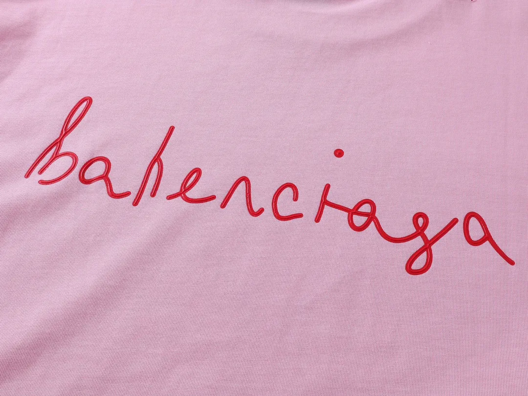 🅿️180 real photos [Top version. Official website quality] BALENCI*GA/Paris. SS24 Paris Chinese Valentine's Day limited edition love LOGO print, finished product washed and worn short-sleeved T-shirt. Brick cabinet synchronization. Genuine product developed at the first time, happy to print and compare! The fabric is made of Paris ZP custom-woven and dyed cotton double yarn. Weighing 260 grams, the cloth surface is clean. The cloth pattern is clear, soft and comfortable. The threads are dyed with no color difference. The printing uses environmentally friendly imported materials. The letters are clear and the effect is three-dimensional. The version adopts OS loose shoulder design. Same style for men and women. Code: BL223606 Color: black, pink Size: XS S M L