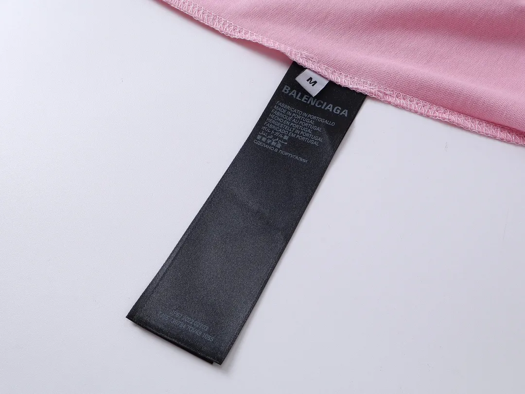 🅿️180 real photos [Top version. Official website quality] BALENCI*GA/Paris. SS24 Paris Chinese Valentine's Day limited edition love LOGO print, finished product washed and worn short-sleeved T-shirt. Brick cabinet synchronization. Genuine product developed at the first time, happy to print and compare! The fabric is made of Paris ZP custom-woven and dyed cotton double yarn. Weighing 260 grams, the cloth surface is clean. The cloth pattern is clear, soft and comfortable. The threads are dyed with no color difference. The printing uses environmentally friendly imported materials. The letters are clear and the effect is three-dimensional. The version adopts OS loose shoulder design. Same style for men and women. Code: BL223606 Color: black, pink Size: XS S M L