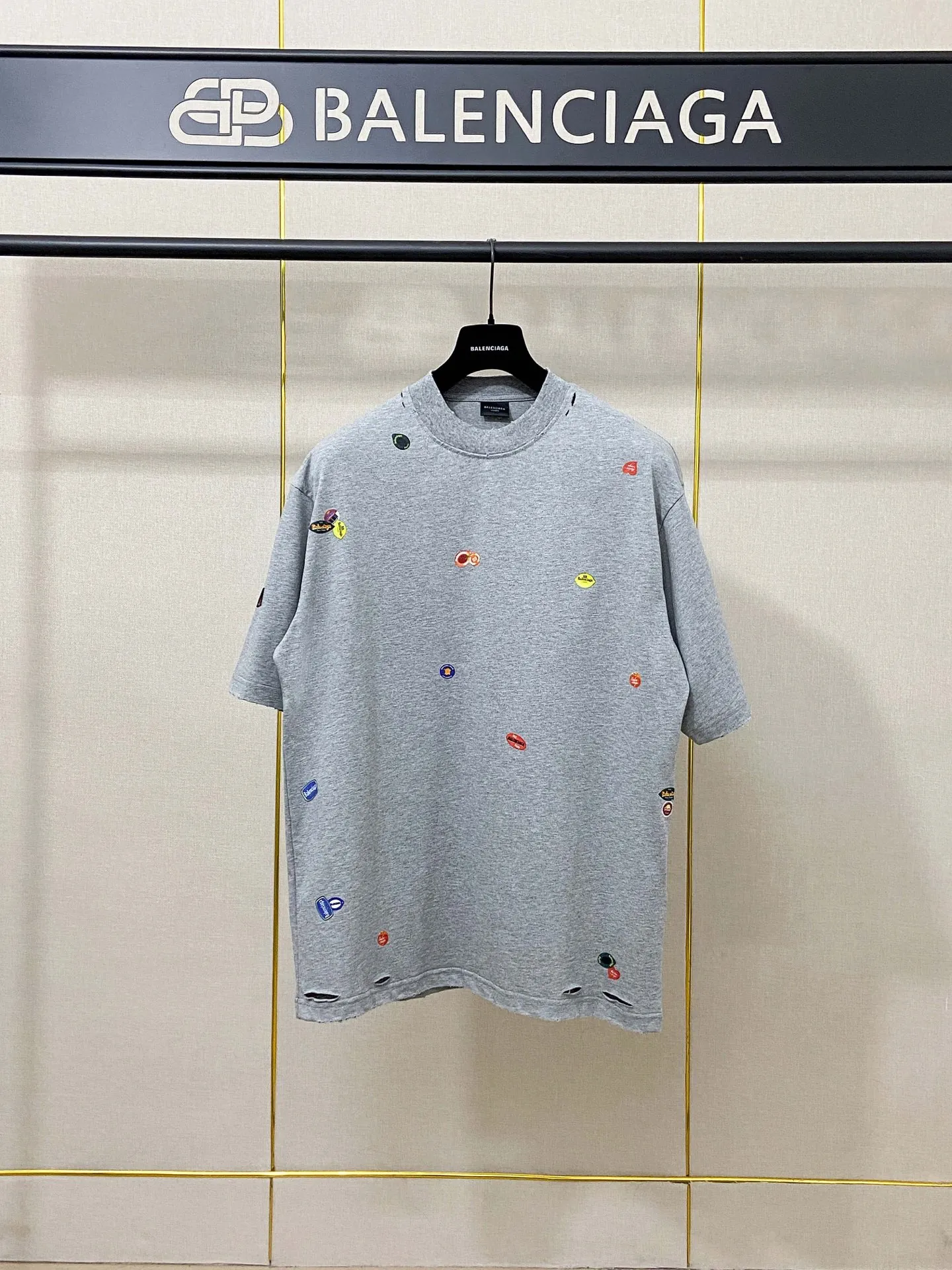 🅿️200 9191# Actual pictures Top version [[BALENCIA*GA] Official website quality Paris new joint Vintage fruit pattern printed short-sleeved T-shirt OS version Loose dropped shoulders Unisex style Fabric: 260g 100% cotton double yarn Craftsmanship: front and rear panels, left and right sleeves heat transfer, garment wash, worn, distressed, fixed color Color: floral gray pink Size: XS S M L