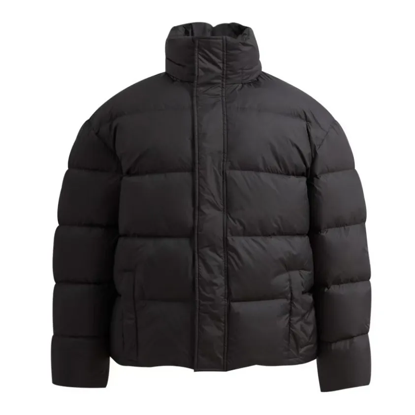 🅿️740 [Exclusive supply] BLCG 24FW Flame Outline Down Jacket. The interior is filled with high-quality down, 90% white duck down, with high loft and excellent thermal insulation properties. The nylon fabric has good windproof and waterproof properties, which can effectively block the intrusion of wind and rain from the outside and keep the interior dry. It is suitable for wearing in humid or rainy environments. Lightweight and warm nylon fabric is relatively light, and combined with down filling, makes the down jacket both light and warm, easy to carry and wear, and is especially suitable for outdoor activities. Breathability Although nylon fabrics are not as breathable as some natural fibers, high-quality nylon fabrics can still maintain cut and fit. The unique cut and fit design pays attention to ergonomics to ensure a good fit and freedom of movement. The back uses an imported MECLO embroidery machine to first scan the original pattern and then use high-quality silk thread to make a pattern. The density effect is adjusted through continuous pattern making. Size:S-M-L-XL