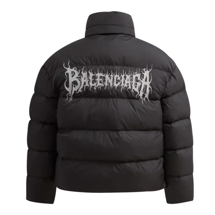 🅿️740 [Exclusive supply] BLCG 24FW Flame Outline Down Jacket. The interior is filled with high-quality down, 90% white duck down, with high loft and excellent thermal insulation properties. The nylon fabric has good windproof and waterproof properties, which can effectively block the intrusion of wind and rain from the outside and keep the interior dry. It is suitable for wearing in humid or rainy environments. Lightweight and warm nylon fabric is relatively light, and combined with down filling, makes the down jacket both light and warm, easy to carry and wear, and is especially suitable for outdoor activities. Breathability Although nylon fabrics are not as breathable as some natural fibers, high-quality nylon fabrics can still maintain cut and fit. The unique cut and fit design pays attention to ergonomics to ensure a good fit and freedom of movement. The back uses an imported MECLO embroidery machine to first scan the original pattern and then use high-quality silk thread to make a pattern. The density effect is adjusted through continuous pattern making. Size:S-M-L-XL