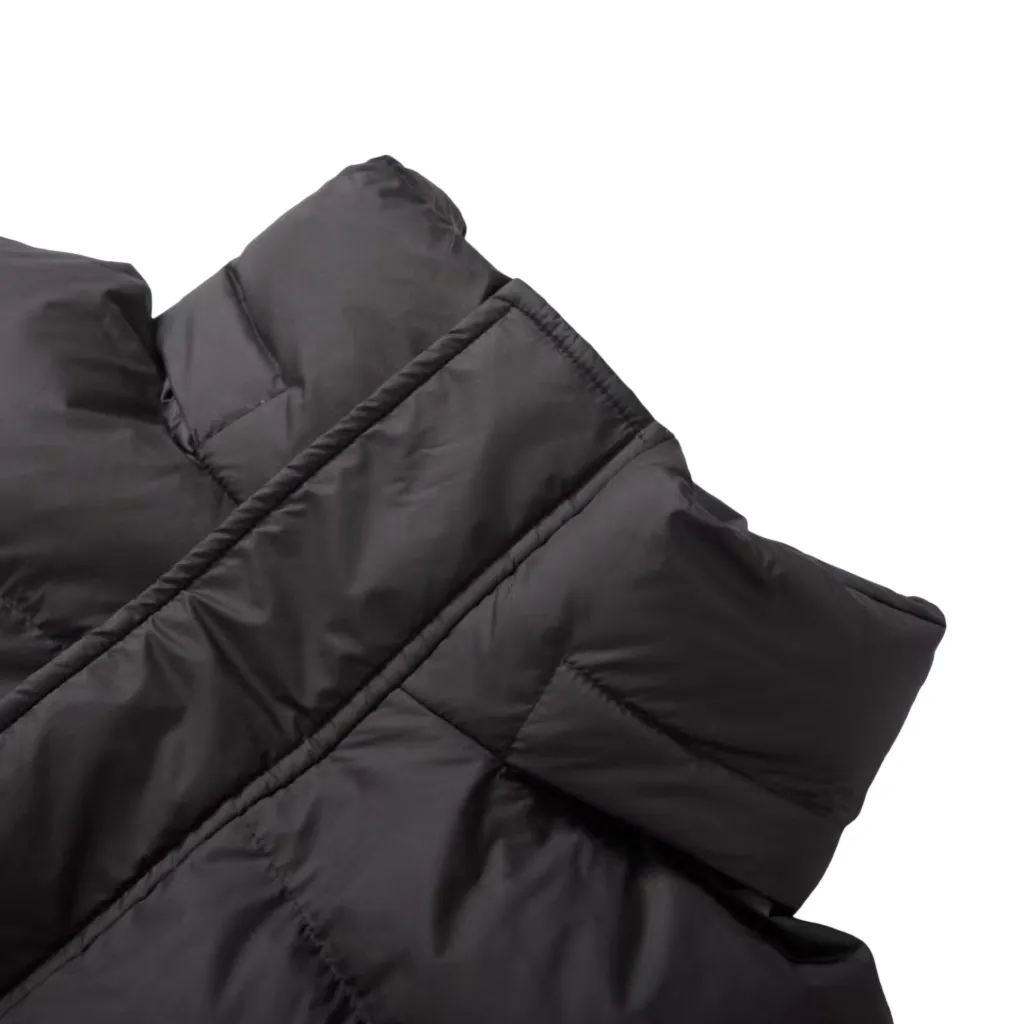 🅿️740 [Exclusive supply] BLCG 24FW Flame Outline Down Jacket. The interior is filled with high-quality down, 90% white duck down, with high loft and excellent thermal insulation properties. The nylon fabric has good windproof and waterproof properties, which can effectively block the intrusion of wind and rain from the outside and keep the interior dry. It is suitable for wearing in humid or rainy environments. Lightweight and warm nylon fabric is relatively light, and combined with down filling, makes the down jacket both light and warm, easy to carry and wear, and is especially suitable for outdoor activities. Breathability Although nylon fabrics are not as breathable as some natural fibers, high-quality nylon fabrics can still maintain cut and fit. The unique cut and fit design pays attention to ergonomics to ensure a good fit and freedom of movement. The back uses an imported MECLO embroidery machine to first scan the original pattern and then use high-quality silk thread to make a pattern. The density effect is adjusted through continuous pattern making. Size:S-M-L-XL