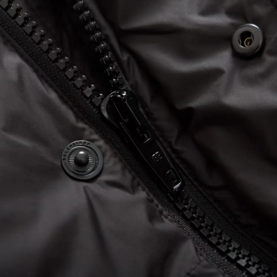 🅿️740 [Exclusive supply] BLCG 24FW Flame Outline Down Jacket. The interior is filled with high-quality down, 90% white duck down, with high loft and excellent thermal insulation properties. The nylon fabric has good windproof and waterproof properties, which can effectively block the intrusion of wind and rain from the outside and keep the interior dry. It is suitable for wearing in humid or rainy environments. Lightweight and warm nylon fabric is relatively light, and combined with down filling, makes the down jacket both light and warm, easy to carry and wear, and is especially suitable for outdoor activities. Breathability Although nylon fabrics are not as breathable as some natural fibers, high-quality nylon fabrics can still maintain cut and fit. The unique cut and fit design pays attention to ergonomics to ensure a good fit and freedom of movement. The back uses an imported MECLO embroidery machine to first scan the original pattern and then use high-quality silk thread to make a pattern. The density effect is adjusted through continuous pattern making. Size:S-M-L-XL