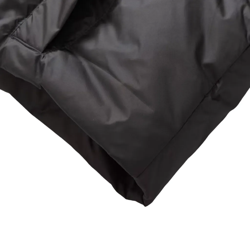 🅿️740 [Exclusive supply] BLCG 24FW Flame Outline Down Jacket. The interior is filled with high-quality down, 90% white duck down, with high loft and excellent thermal insulation properties. The nylon fabric has good windproof and waterproof properties, which can effectively block the intrusion of wind and rain from the outside and keep the interior dry. It is suitable for wearing in humid or rainy environments. Lightweight and warm nylon fabric is relatively light, and combined with down filling, makes the down jacket both light and warm, easy to carry and wear, and is especially suitable for outdoor activities. Breathability Although nylon fabrics are not as breathable as some natural fibers, high-quality nylon fabrics can still maintain cut and fit. The unique cut and fit design pays attention to ergonomics to ensure a good fit and freedom of movement. The back uses an imported MECLO embroidery machine to first scan the original pattern and then use high-quality silk thread to make a pattern. The density effect is adjusted through continuous pattern making. Size:S-M-L-XL