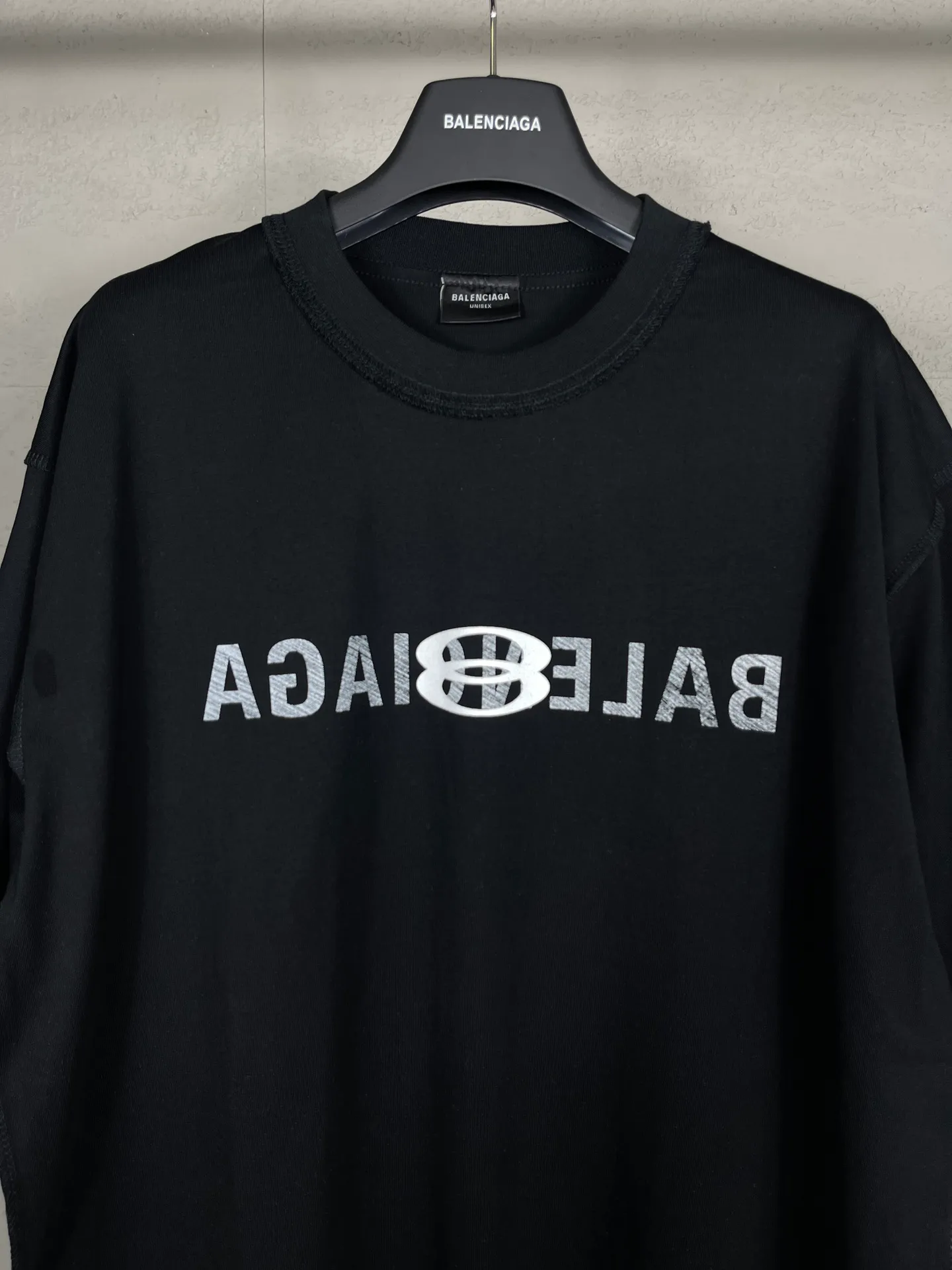 🅿️174 Real photos [Top version. Official website quality] BALENCI*GA/Paris #2024 new model, the latest LOGO design on the chest. Mirror reverse printing The whole garment is made of Y-plate, and the garment is made with the bottom as the reverse side to make the outfit. #2024 Spring and Summer Brick Cabinet Synchronization Welcome to compare. The fabric is made of Paris ZP custom-woven and dyed cotton double yarn, with a weight of 260 grams. The cloth surface is clean. The cloth pattern is clear, soft and comfortable. The threads are dyed with no color difference. The classic letter LOGO is printed with imported environmentally friendly glue. The letters are clear and the effect is three-dimensional. Restore the brick cabinet, adopt OS loose shoulder style. Same style for men and women. Code: BL223352 Color: black. Light gray Size: XS to L