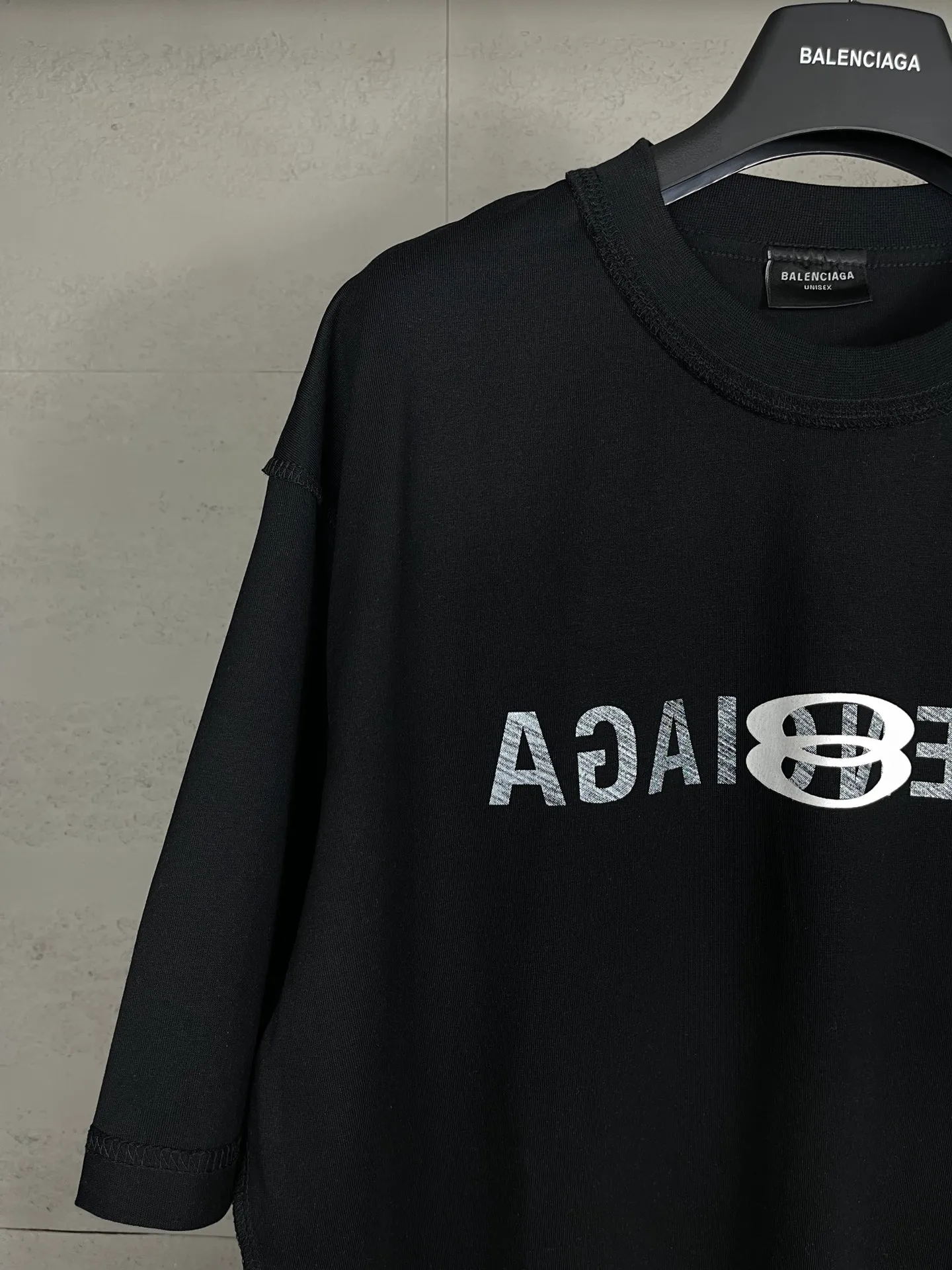 🅿️174 Real photos [Top version. Official website quality] BALENCI*GA/Paris #2024 new model, the latest LOGO design on the chest. Mirror reverse printing The whole garment is made of Y-plate, and the garment is made with the bottom as the reverse side to make the outfit. #2024 Spring and Summer Brick Cabinet Synchronization Welcome to compare. The fabric is made of Paris ZP custom-woven and dyed cotton double yarn, with a weight of 260 grams. The cloth surface is clean. The cloth pattern is clear, soft and comfortable. The threads are dyed with no color difference. The classic letter LOGO is printed with imported environmentally friendly glue. The letters are clear and the effect is three-dimensional. Restore the brick cabinet, adopt OS loose shoulder style. Same style for men and women. Code: BL223352 Color: black. Light gray Size: XS to L