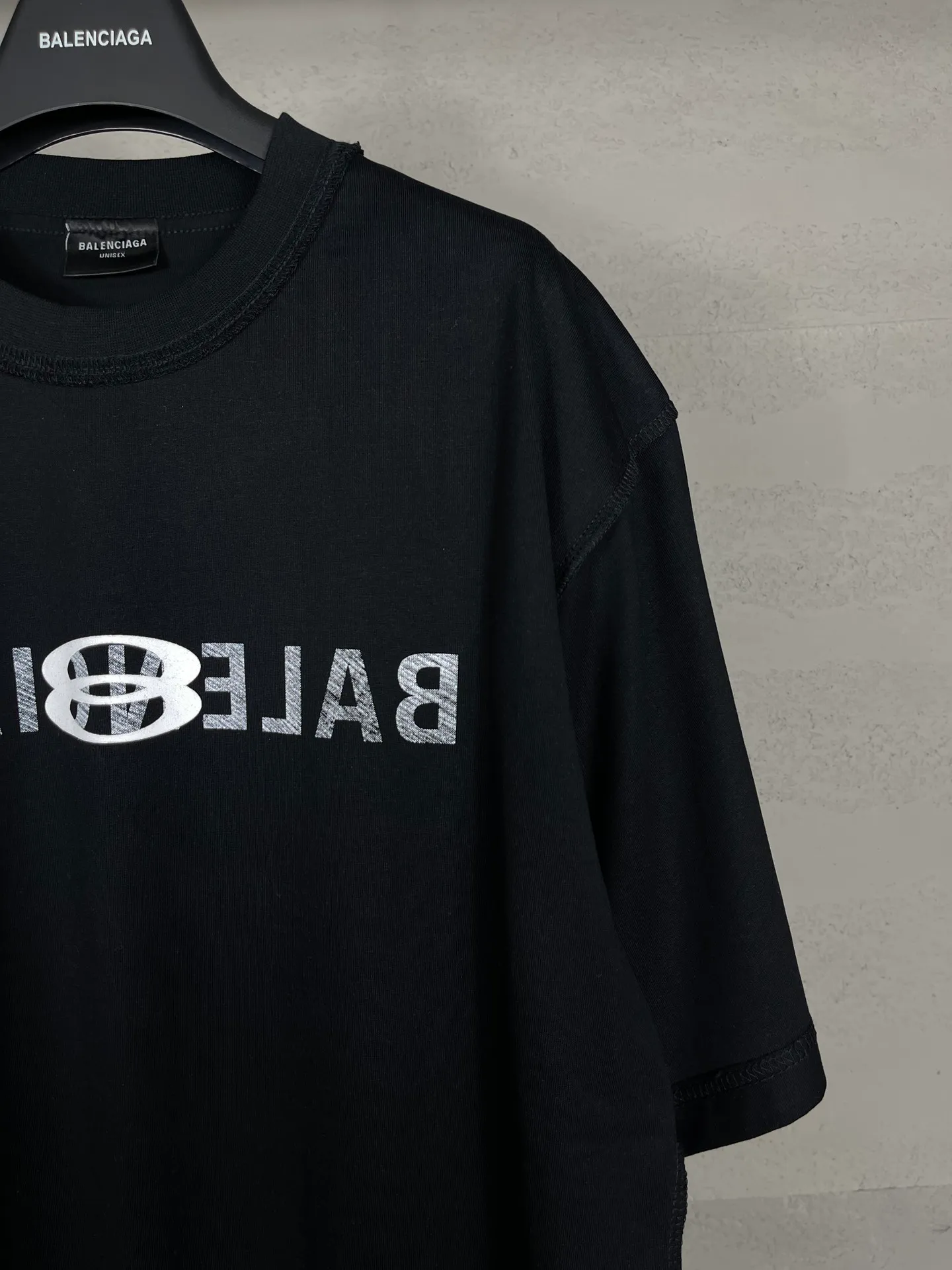 🅿️174 Real photos [Top version. Official website quality] BALENCI*GA/Paris #2024 new model, the latest LOGO design on the chest. Mirror reverse printing The whole garment is made of Y-plate, and the garment is made with the bottom as the reverse side to make the outfit. #2024 Spring and Summer Brick Cabinet Synchronization Welcome to compare. The fabric is made of Paris ZP custom-woven and dyed cotton double yarn, with a weight of 260 grams. The cloth surface is clean. The cloth pattern is clear, soft and comfortable. The threads are dyed with no color difference. The classic letter LOGO is printed with imported environmentally friendly glue. The letters are clear and the effect is three-dimensional. Restore the brick cabinet, adopt OS loose shoulder style. Same style for men and women. Code: BL223352 Color: black. Light gray Size: XS to L