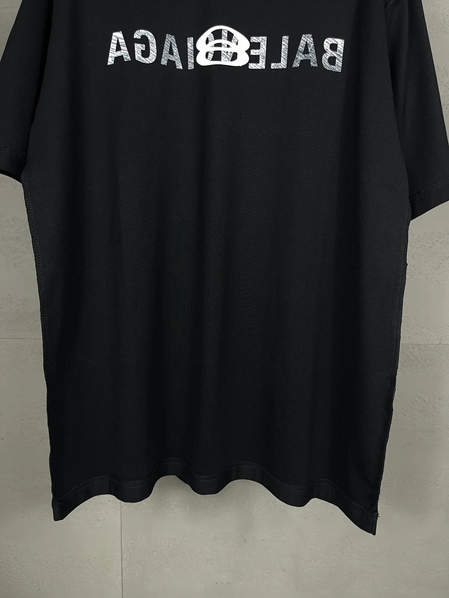 🅿️174 Real photos [Top version. Official website quality] BALENCI*GA/Paris #2024 new model, the latest LOGO design on the chest. Mirror reverse printing The whole garment is made of Y-plate, and the garment is made with the bottom as the reverse side to make the outfit. #2024 Spring and Summer Brick Cabinet Synchronization Welcome to compare. The fabric is made of Paris ZP custom-woven and dyed cotton double yarn, with a weight of 260 grams. The cloth surface is clean. The cloth pattern is clear, soft and comfortable. The threads are dyed with no color difference. The classic letter LOGO is printed with imported environmentally friendly glue. The letters are clear and the effect is three-dimensional. Restore the brick cabinet, adopt OS loose shoulder style. Same style for men and women. Code: BL223352 Color: black. Light gray Size: XS to L