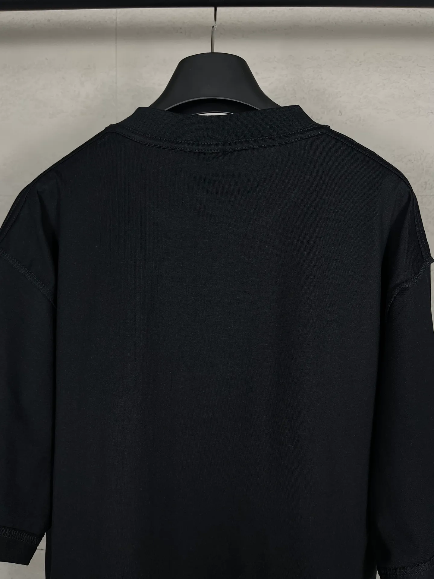 🅿️174 Real photos [Top version. Official website quality] BALENCI*GA/Paris #2024 new model, the latest LOGO design on the chest. Mirror reverse printing The whole garment is made of Y-plate, and the garment is made with the bottom as the reverse side to make the outfit. #2024 Spring and Summer Brick Cabinet Synchronization Welcome to compare. The fabric is made of Paris ZP custom-woven and dyed cotton double yarn, with a weight of 260 grams. The cloth surface is clean. The cloth pattern is clear, soft and comfortable. The threads are dyed with no color difference. The classic letter LOGO is printed with imported environmentally friendly glue. The letters are clear and the effect is three-dimensional. Restore the brick cabinet, adopt OS loose shoulder style. Same style for men and women. Code: BL223352 Color: black. Light gray Size: XS to L