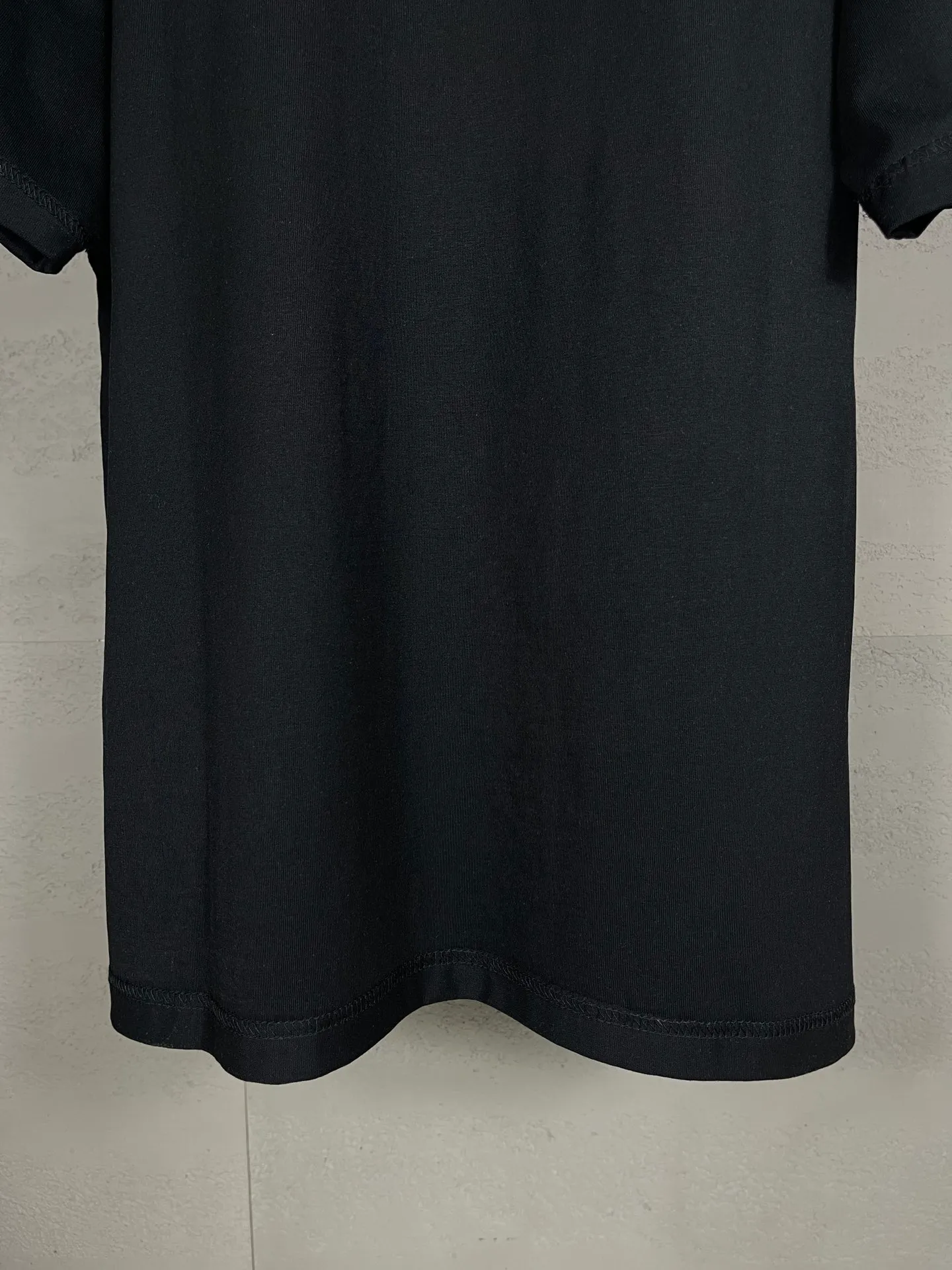 🅿️174 Real photos [Top version. Official website quality] BALENCI*GA/Paris #2024 new model, the latest LOGO design on the chest. Mirror reverse printing The whole garment is made of Y-plate, and the garment is made with the bottom as the reverse side to make the outfit. #2024 Spring and Summer Brick Cabinet Synchronization Welcome to compare. The fabric is made of Paris ZP custom-woven and dyed cotton double yarn, with a weight of 260 grams. The cloth surface is clean. The cloth pattern is clear, soft and comfortable. The threads are dyed with no color difference. The classic letter LOGO is printed with imported environmentally friendly glue. The letters are clear and the effect is three-dimensional. Restore the brick cabinet, adopt OS loose shoulder style. Same style for men and women. Code: BL223352 Color: black. Light gray Size: XS to L