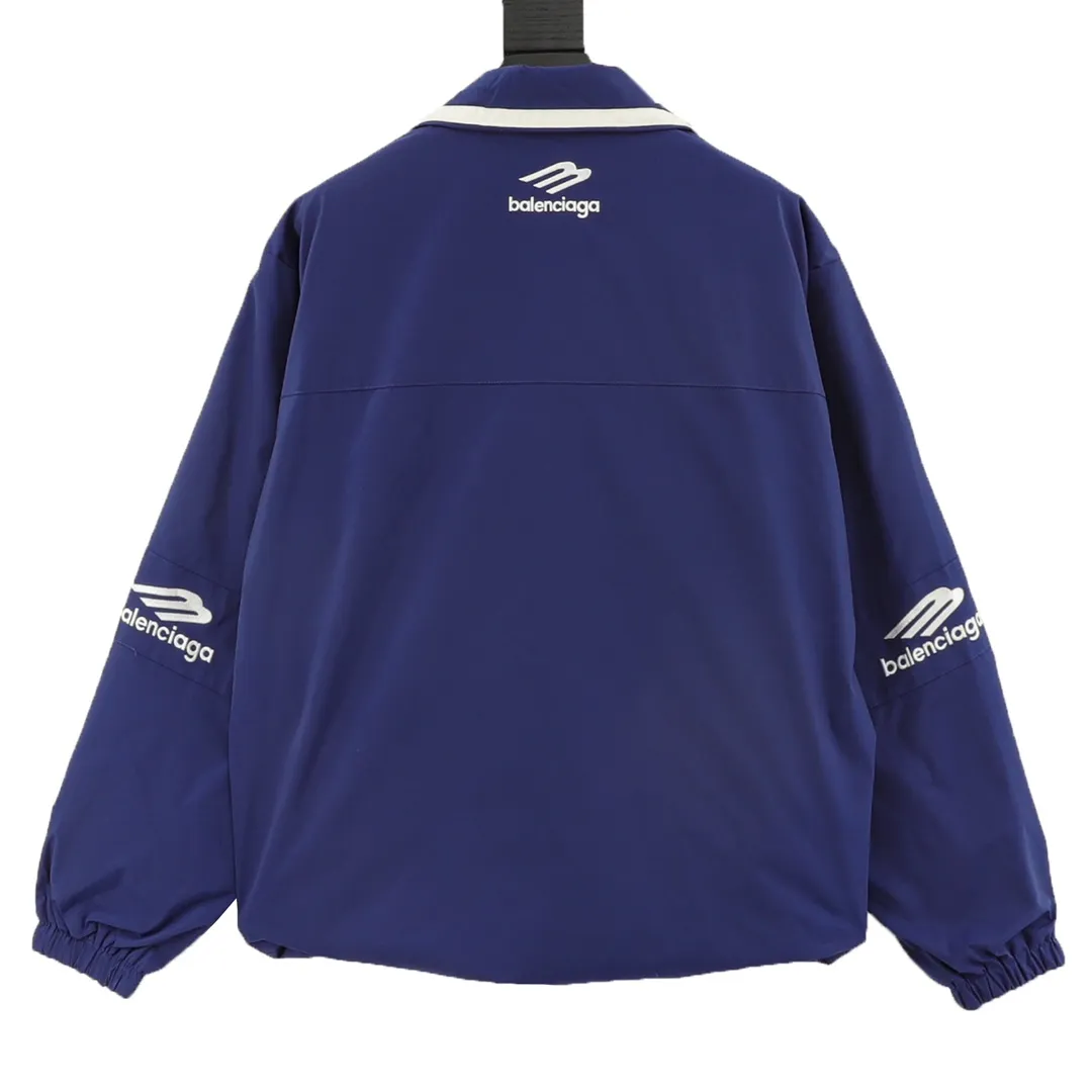 🅿️620 Balenciaga/Balenciaga Letter Embroidered Windbreaker Jacket This product uses high-quality PET sliced ​​polyester fiber as the spinning raw material to ensure that it has stable chemical and physical properties. Using a high-speed spinning process, PET slices are made into POY (pre-oriented yarn) or FDY (fully drawn yarn) through melting, filtration, spinneret extrusion and other steps. These filament products have the characteristics of high breaking strength, high elastic modulus, excellent heat setting properties, good resilience properties, heat resistance, light resistance, corrosion resistance, easy washing and quick drying. It adopts the classic washing and distressing process and is carefully polished to present a unique whitening effect, showing the retro charm that has accumulated over time. This process uses specific washing methods to achieve a certain visual and tactile effect on the garments, giving the garments an old and worn feel. Same style for men and women Sizes: XS-L