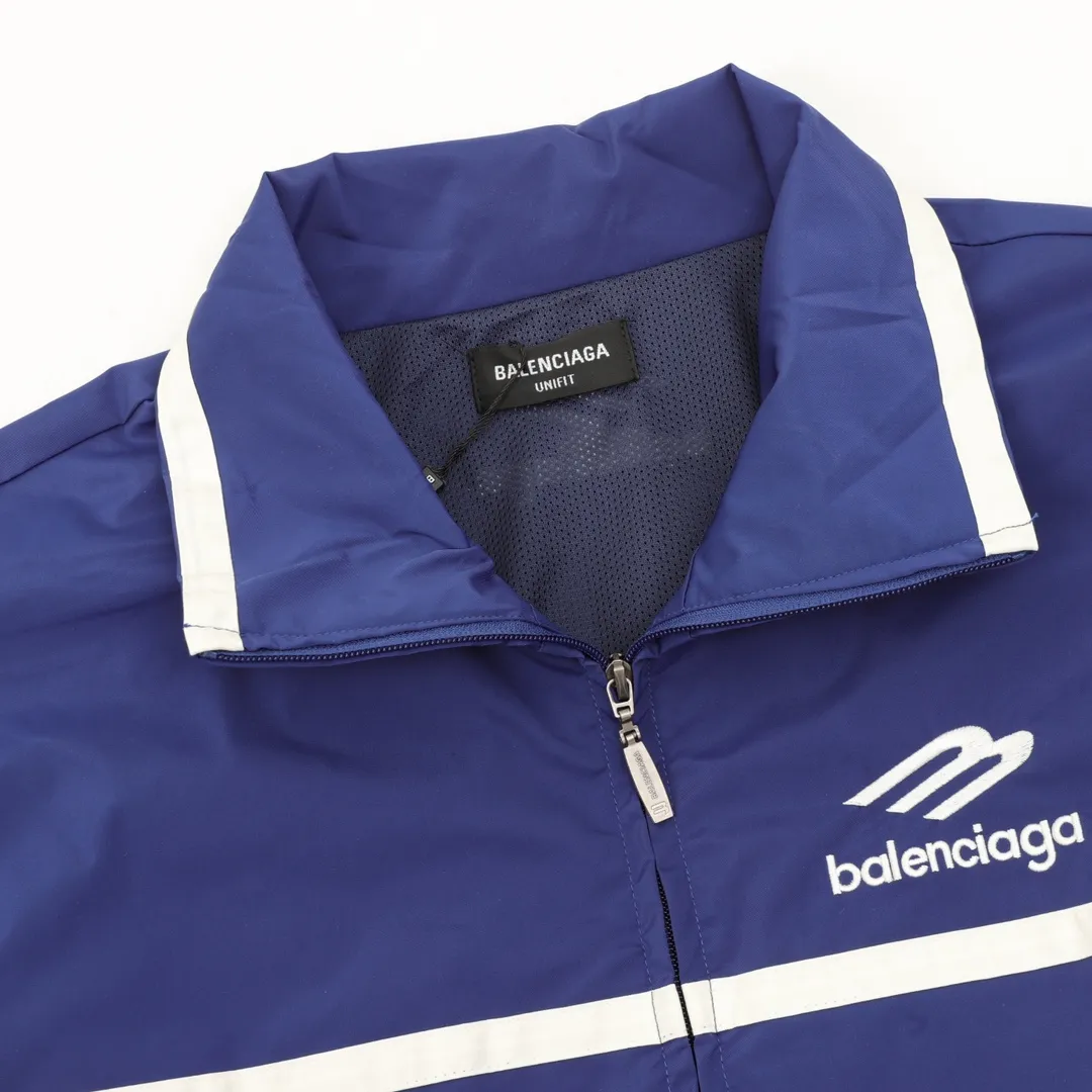 🅿️620 Balenciaga/Balenciaga Letter Embroidered Windbreaker Jacket This product uses high-quality PET sliced ​​polyester fiber as the spinning raw material to ensure that it has stable chemical and physical properties. Using a high-speed spinning process, PET slices are made into POY (pre-oriented yarn) or FDY (fully drawn yarn) through melting, filtration, spinneret extrusion and other steps. These filament products have the characteristics of high breaking strength, high elastic modulus, excellent heat setting properties, good resilience properties, heat resistance, light resistance, corrosion resistance, easy washing and quick drying. It adopts the classic washing and distressing process and is carefully polished to present a unique whitening effect, showing the retro charm that has accumulated over time. This process uses specific washing methods to achieve a certain visual and tactile effect on the garments, giving the garments an old and worn feel. Same style for men and women Sizes: XS-L
