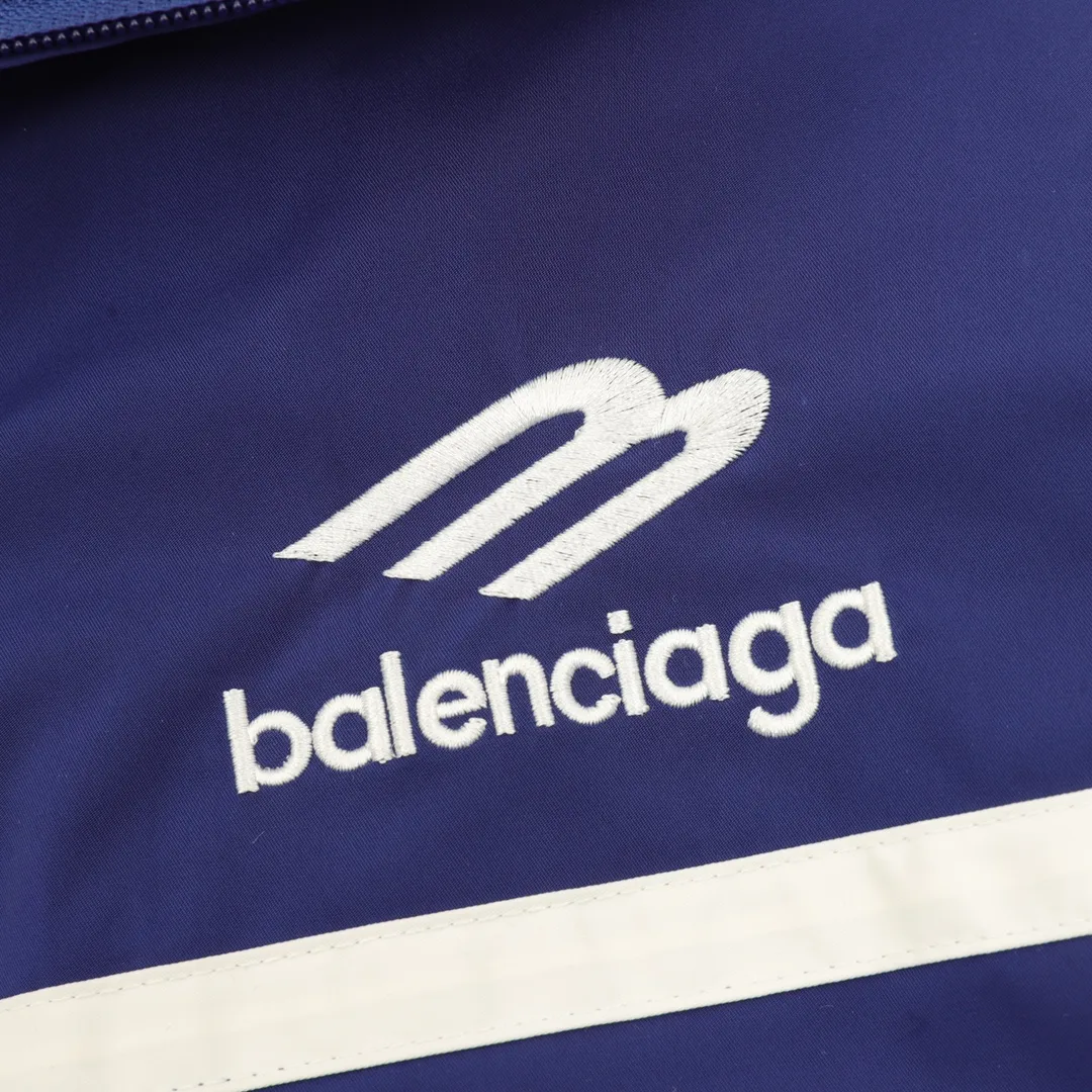 🅿️620 Balenciaga/Balenciaga Letter Embroidered Windbreaker Jacket This product uses high-quality PET sliced ​​polyester fiber as the spinning raw material to ensure that it has stable chemical and physical properties. Using a high-speed spinning process, PET slices are made into POY (pre-oriented yarn) or FDY (fully drawn yarn) through melting, filtration, spinneret extrusion and other steps. These filament products have the characteristics of high breaking strength, high elastic modulus, excellent heat setting properties, good resilience properties, heat resistance, light resistance, corrosion resistance, easy washing and quick drying. It adopts the classic washing and distressing process and is carefully polished to present a unique whitening effect, showing the retro charm that has accumulated over time. This process uses specific washing methods to achieve a certain visual and tactile effect on the garments, giving the garments an old and worn feel. Same style for men and women Sizes: XS-L